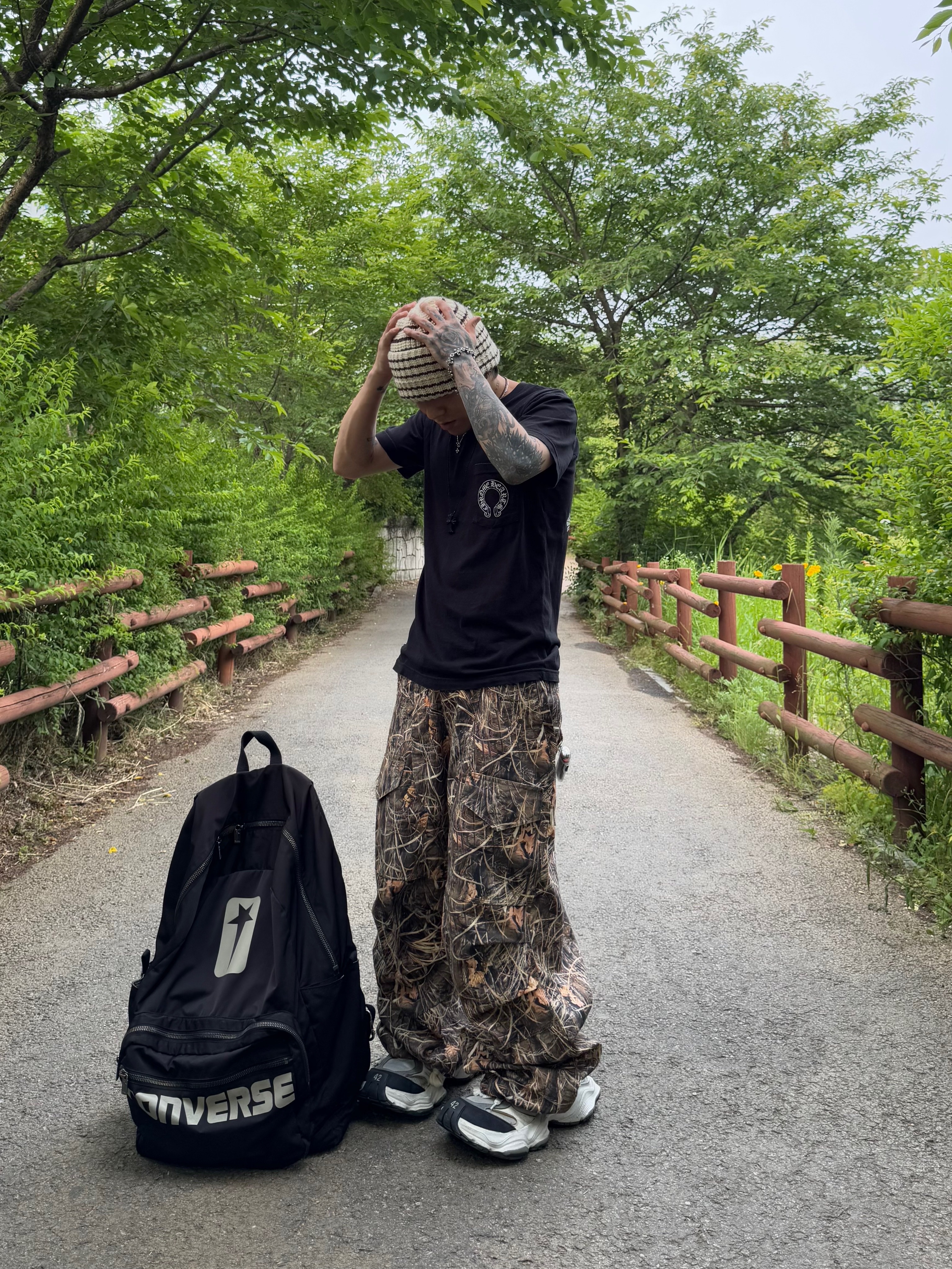 Balenciaga Cargo Sneakers White Grey, Converse x Drkshdw Oversized Backpack Black 착용 스타일 - 5