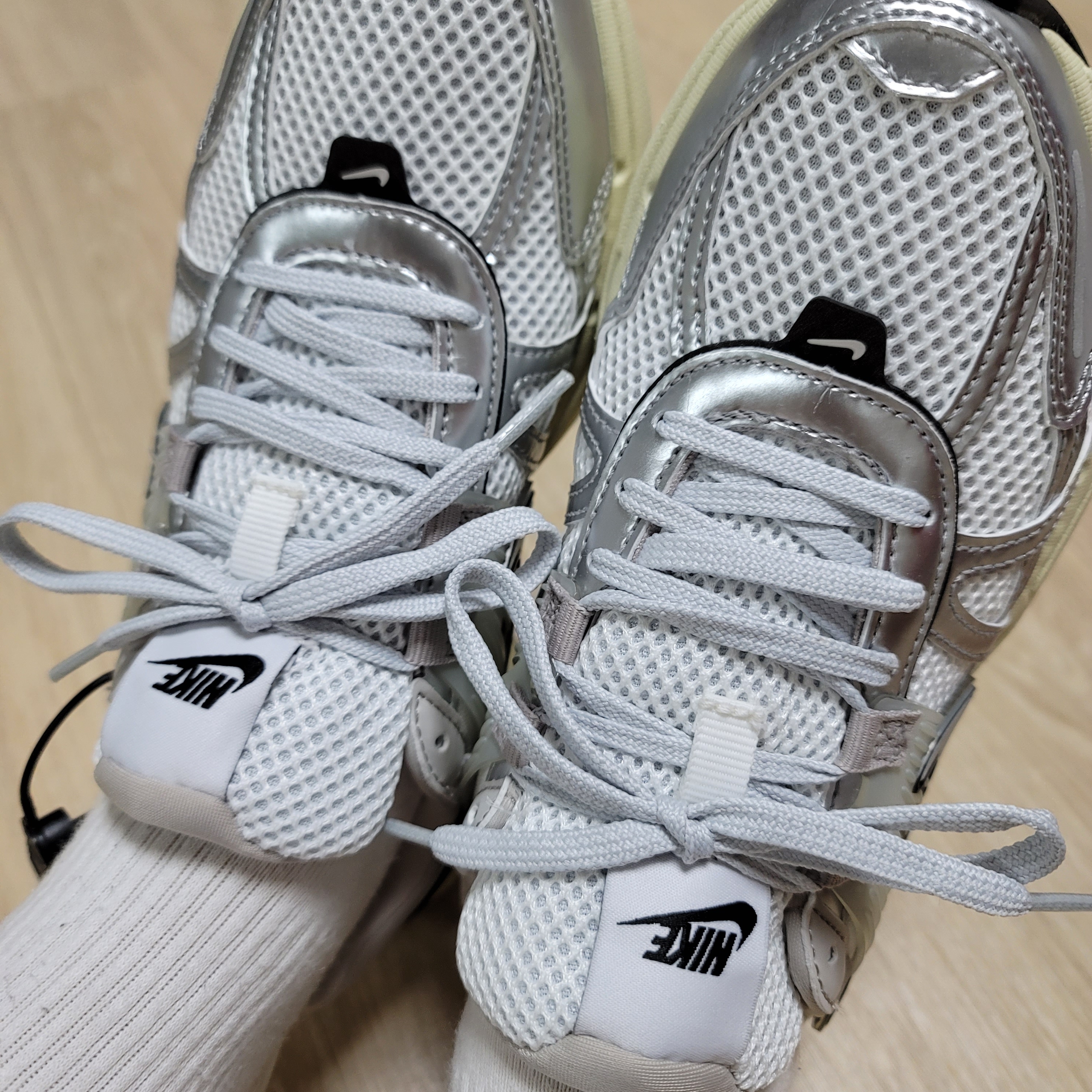 Nike V2K Run Summit White Metallic Silver 착용 스타일 - 3
