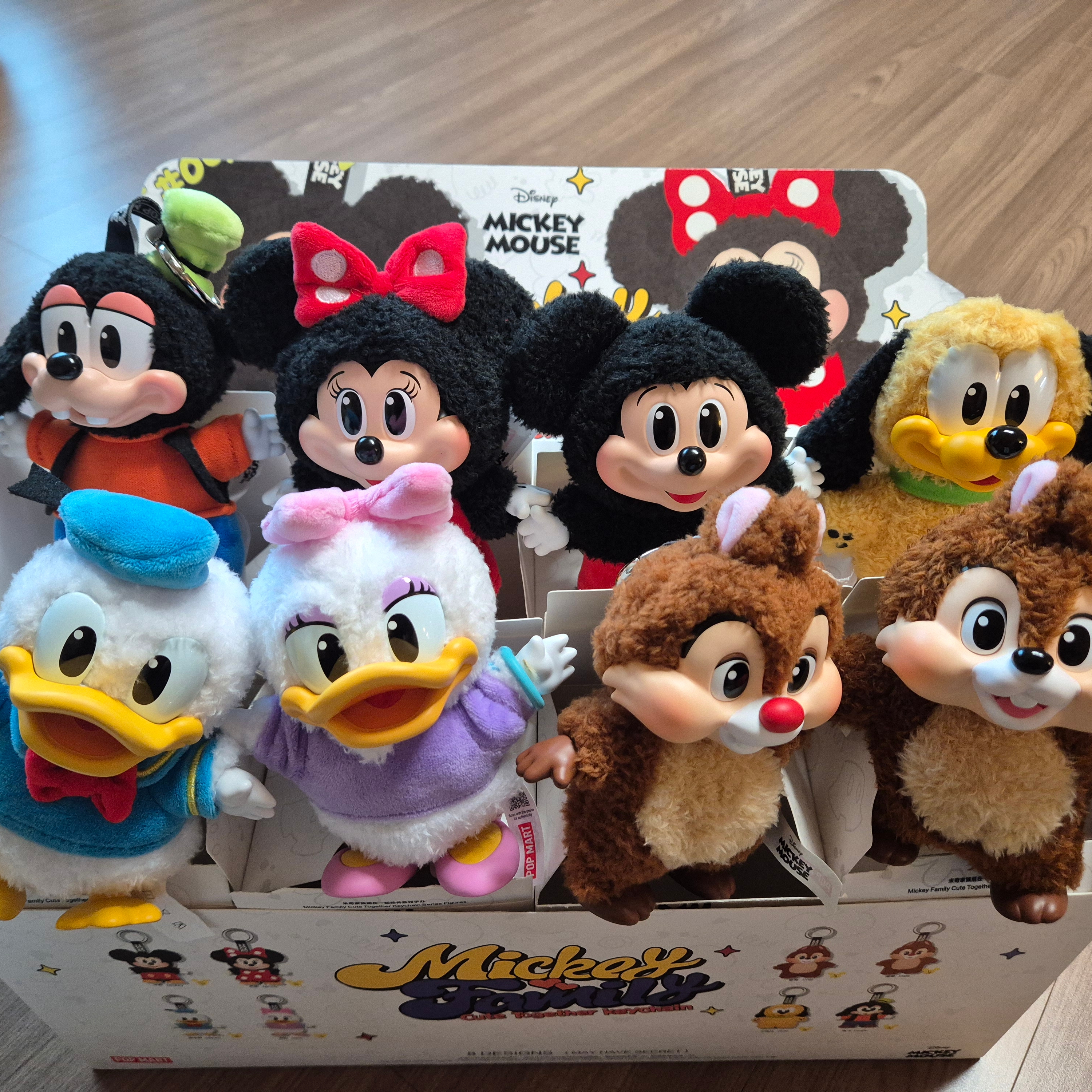 Pop Mart Mickey Family Cute Together Keychain Series Figures Sealed Case (8 Blind Boxes) 착용 스타일 - 2