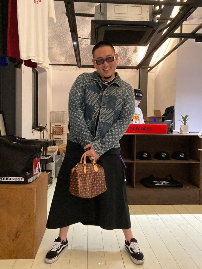 Louis Vuitton x Nigo Giant Damier Waves Monogram Denim Jacket Indigo, Louis Vuitton x Murakami Takashi Speedy Bandouliere 20 Monogram Cherry Coated Canvas 착용 스타일