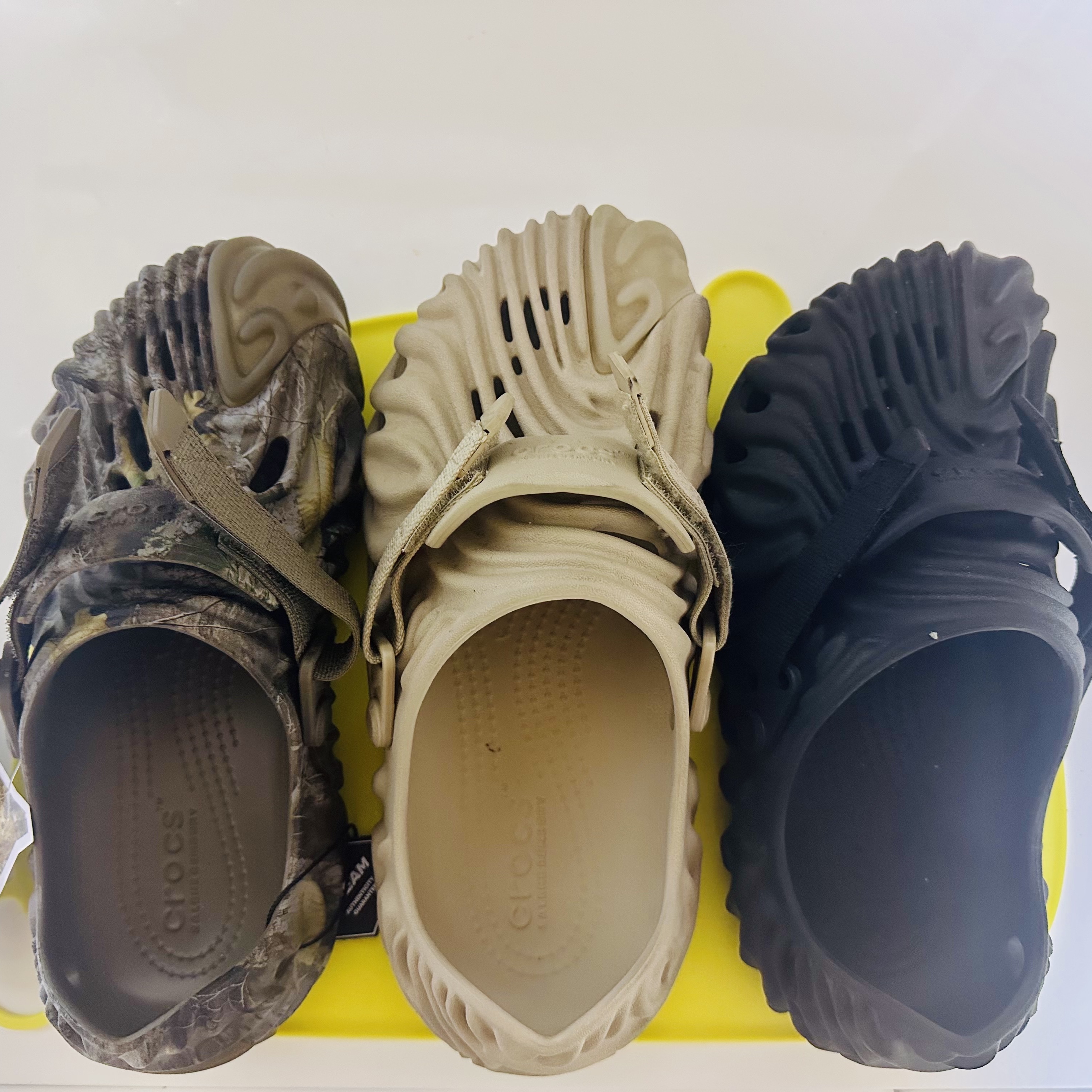 Crocs x Salehe Bembury Real Tree Camo, Crocs x Salehe Bembury Pollex Clog Horchata 착용 스타일