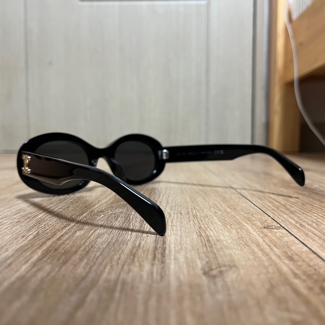 (W) Celine Triomphe 01 Sunglasses in Acetate Black 착용 스타일 - 2