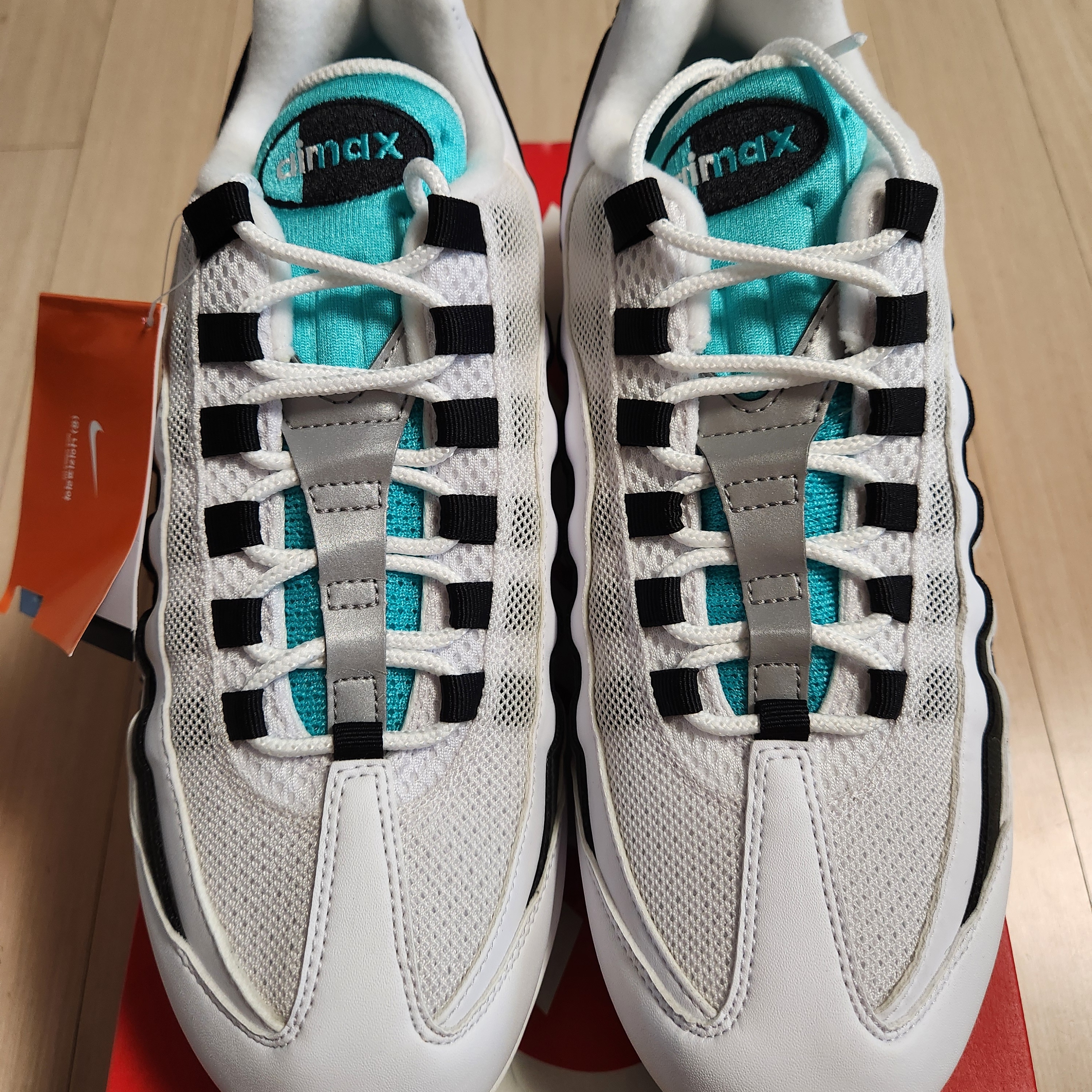 Nike Air Max 95 OG White and Black 착용 스타일 - 5