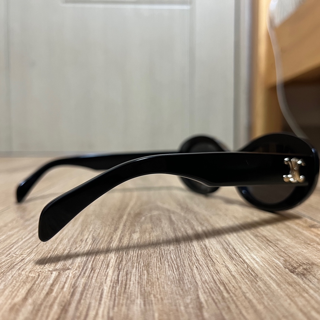(W) Celine Triomphe 01 Sunglasses in Acetate Black 착용 스타일 - 1