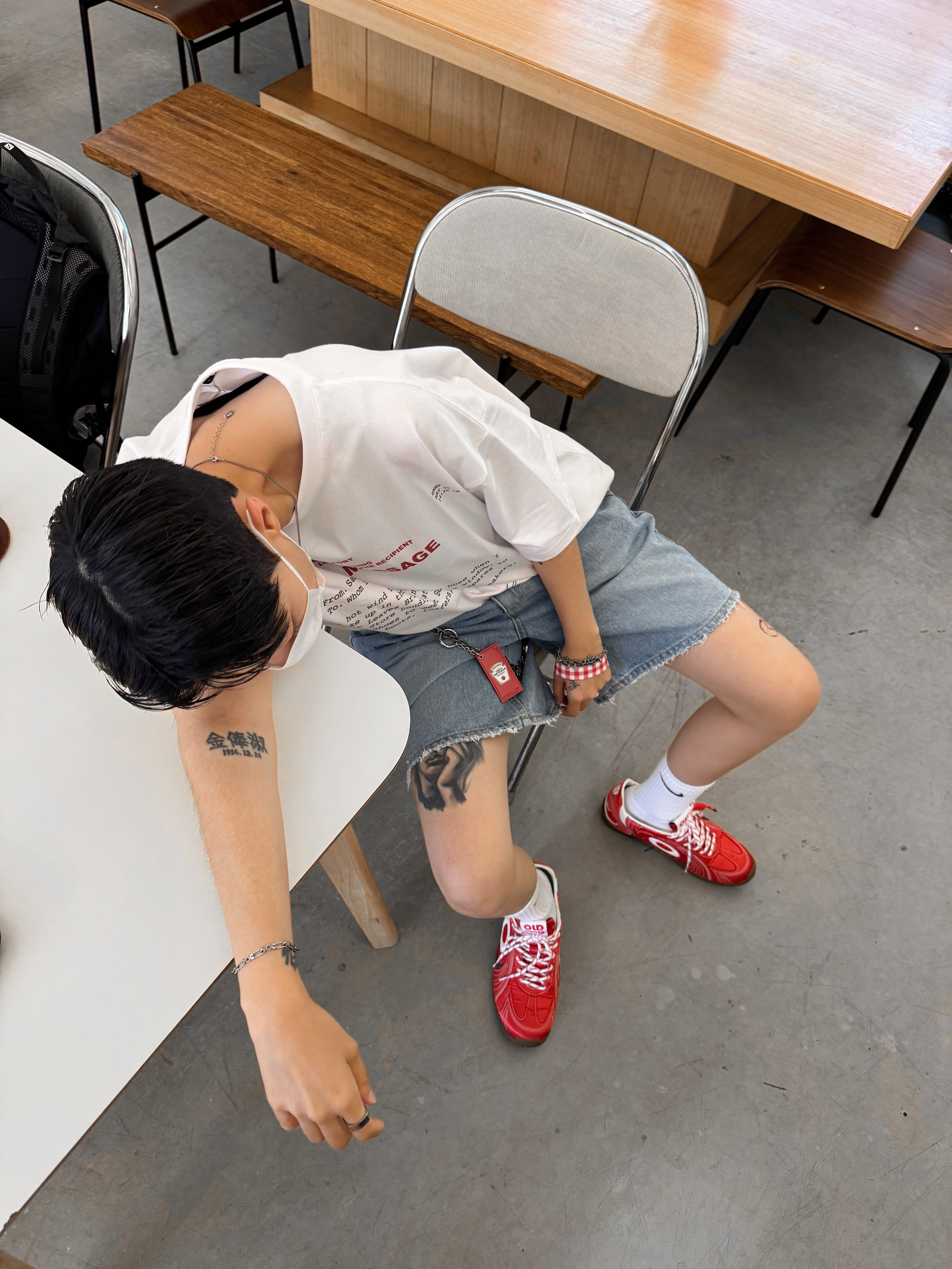 Hono Report Letter T-Shirt White, Hono Report Printed Faux Leather Bracelet Type 1 착용 스타일 - 3