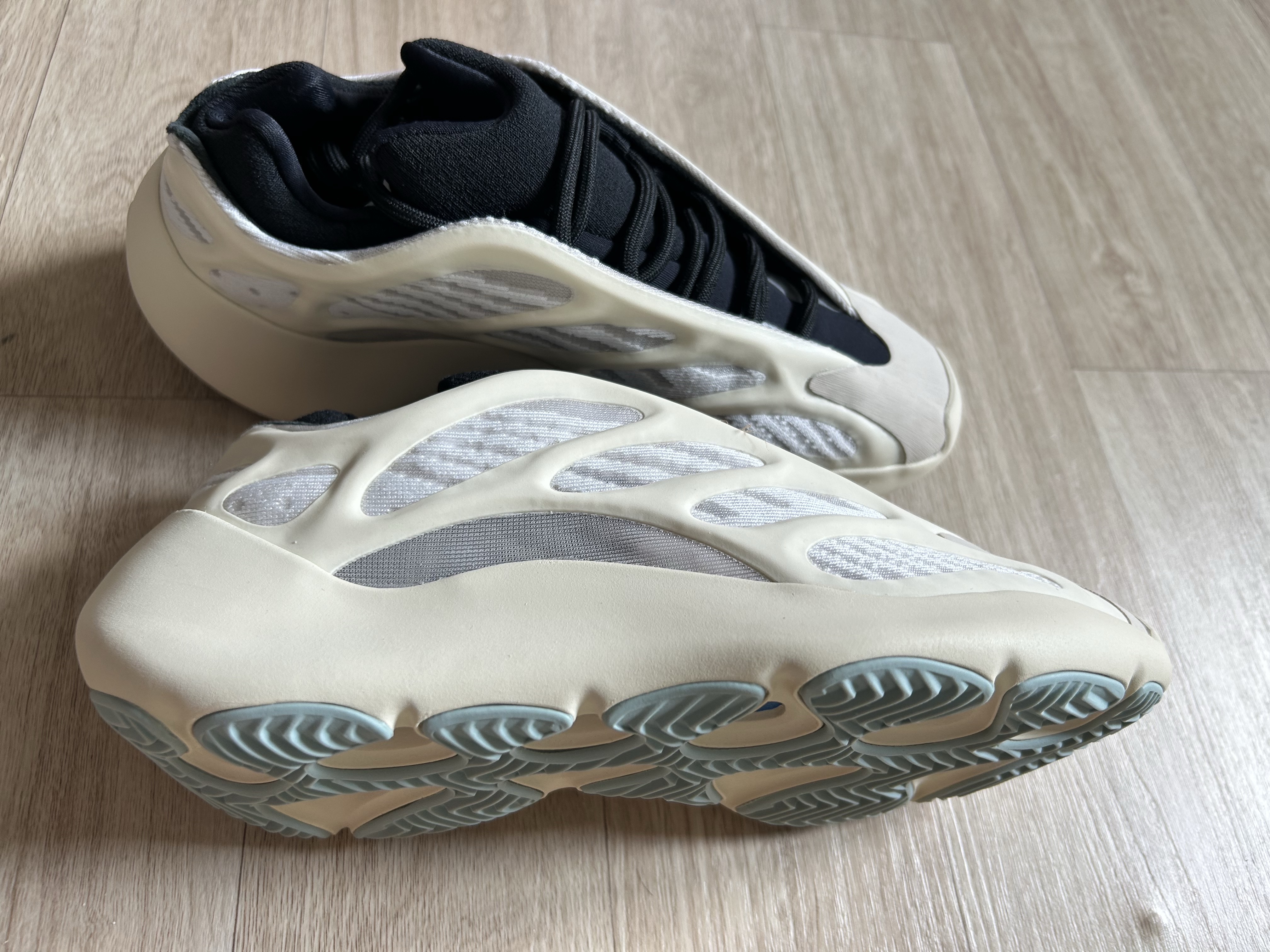 Adidas Yeezy 700 V3 Azael 2022/2023 착용 스타일