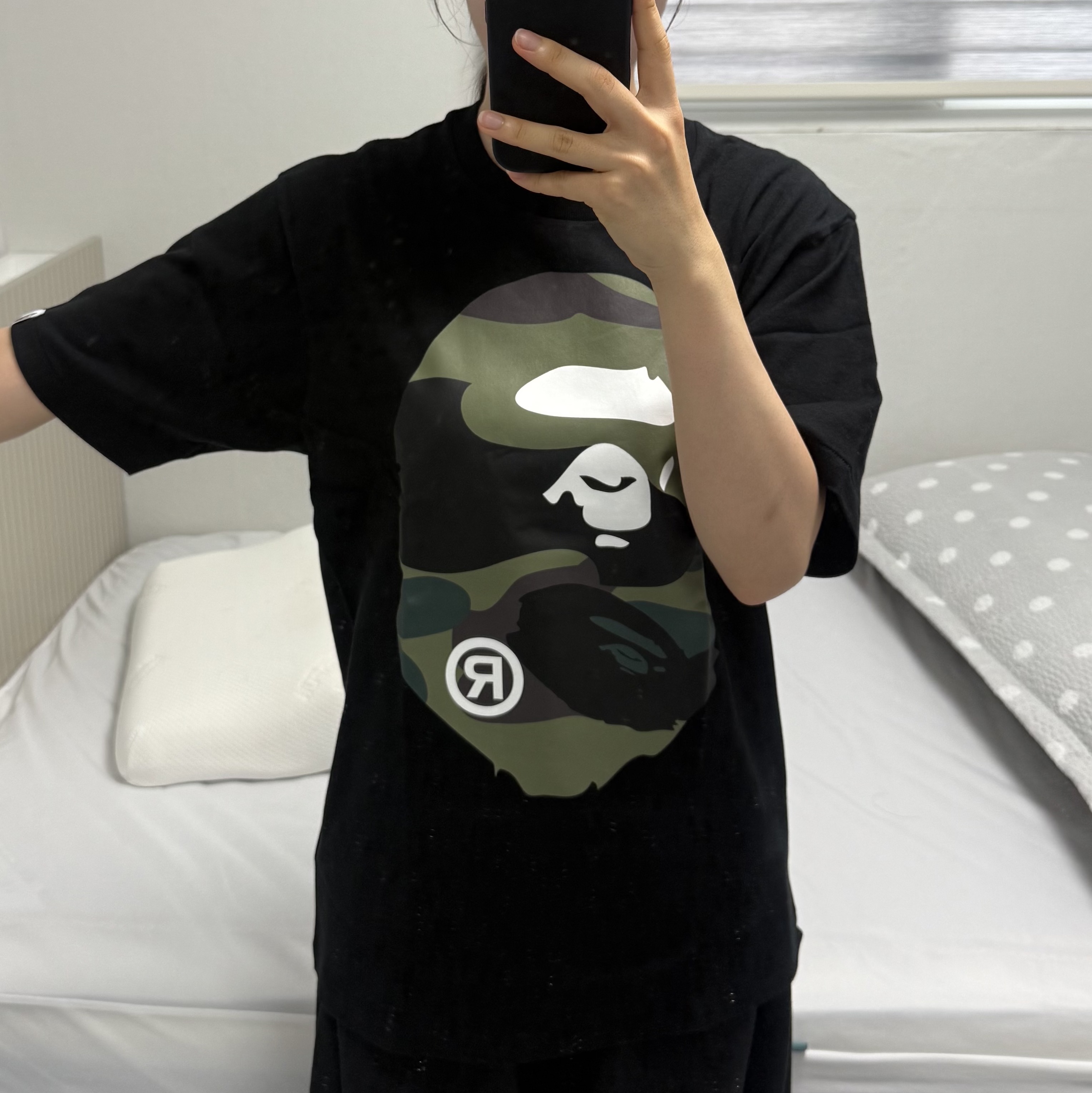 BAPE Giant 1st Camo Big Ape Head T-Shirt Black Green 착용 스타일 - 2