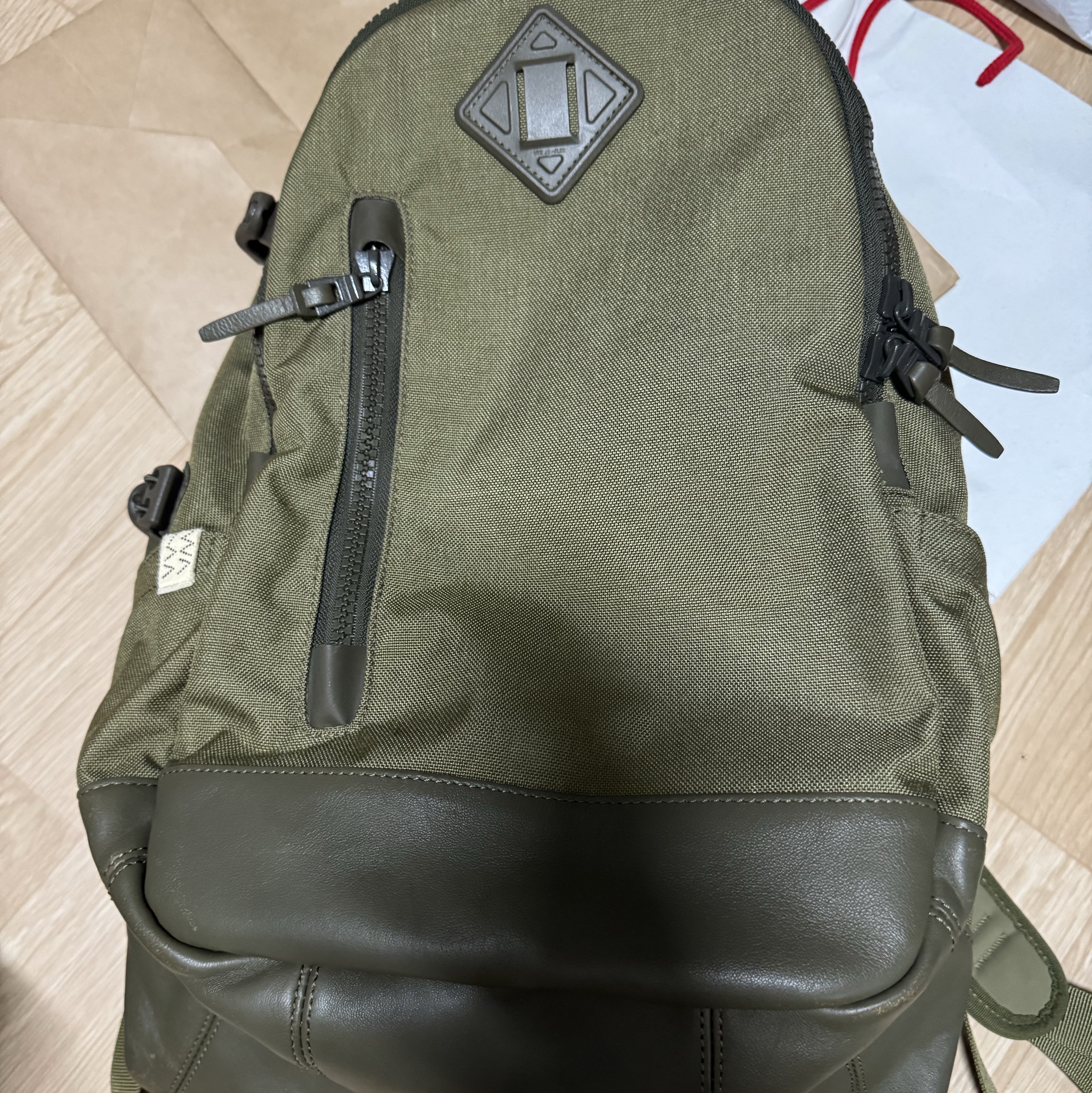 Visvim Cordura 20L Backpack Olive 착용 스타일