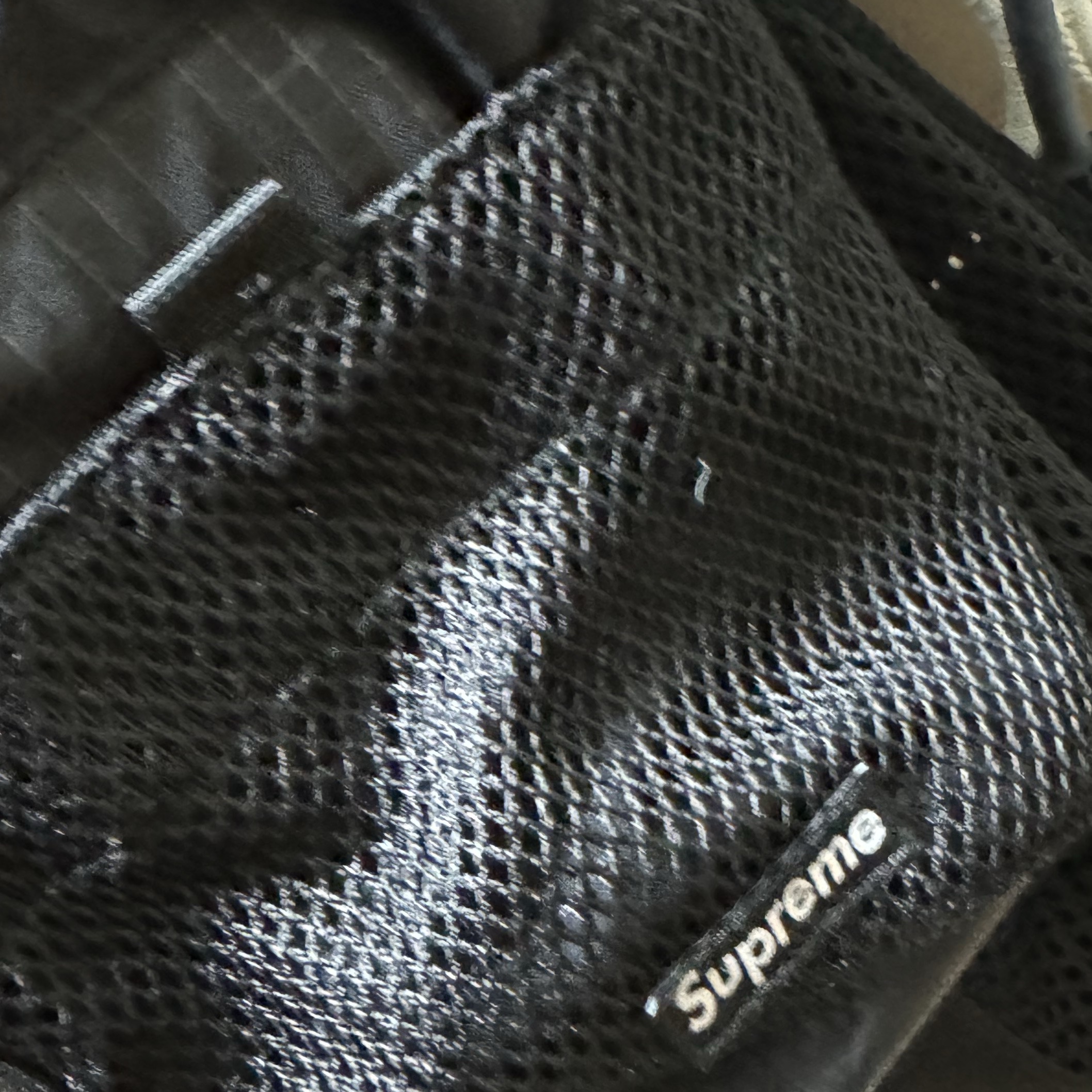 Supreme Small Cinch Pouch Black - 23FW 착용 스타일