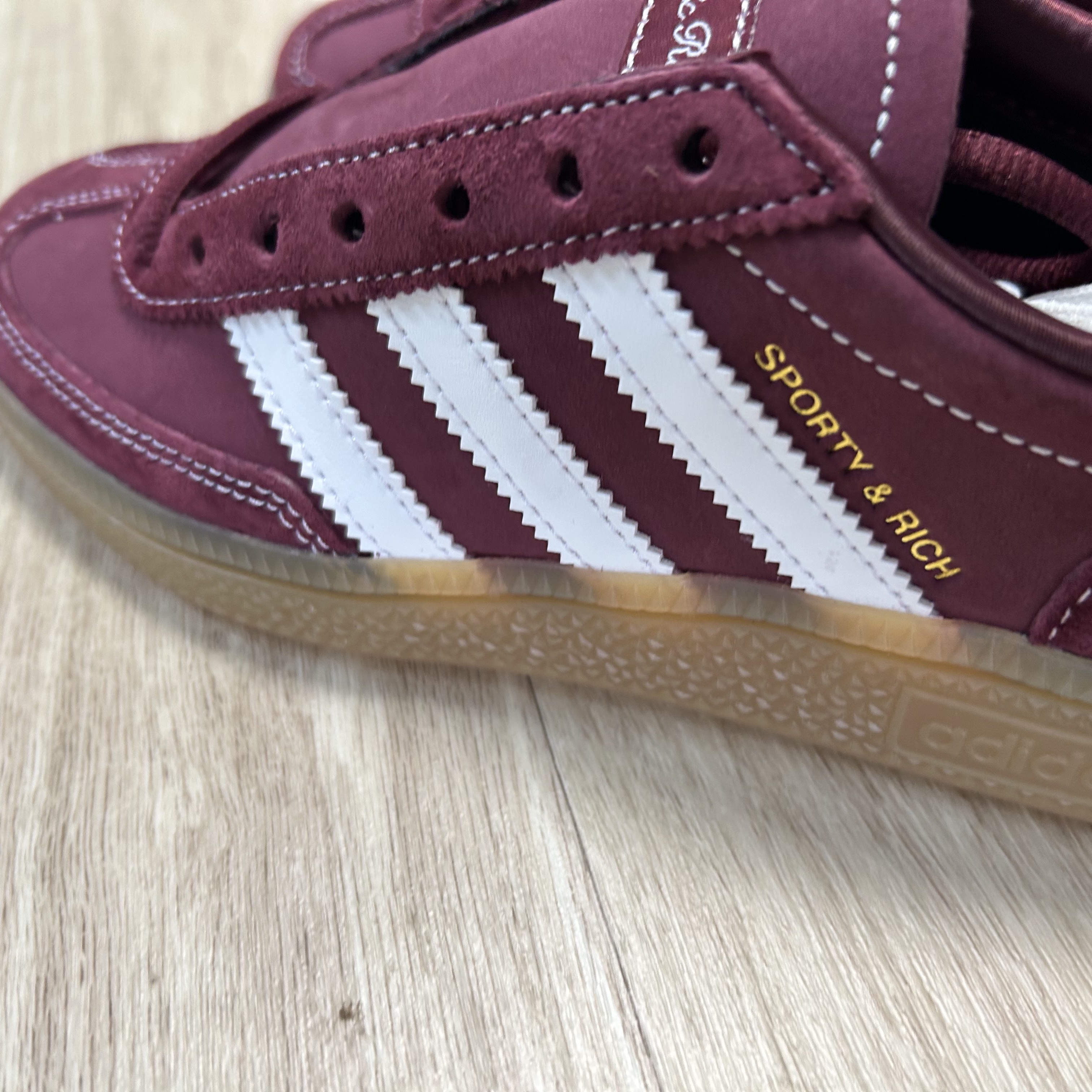 Adidas x Sporty & Rich Handball Spezial Shadow Red Cloud White 착용 스타일