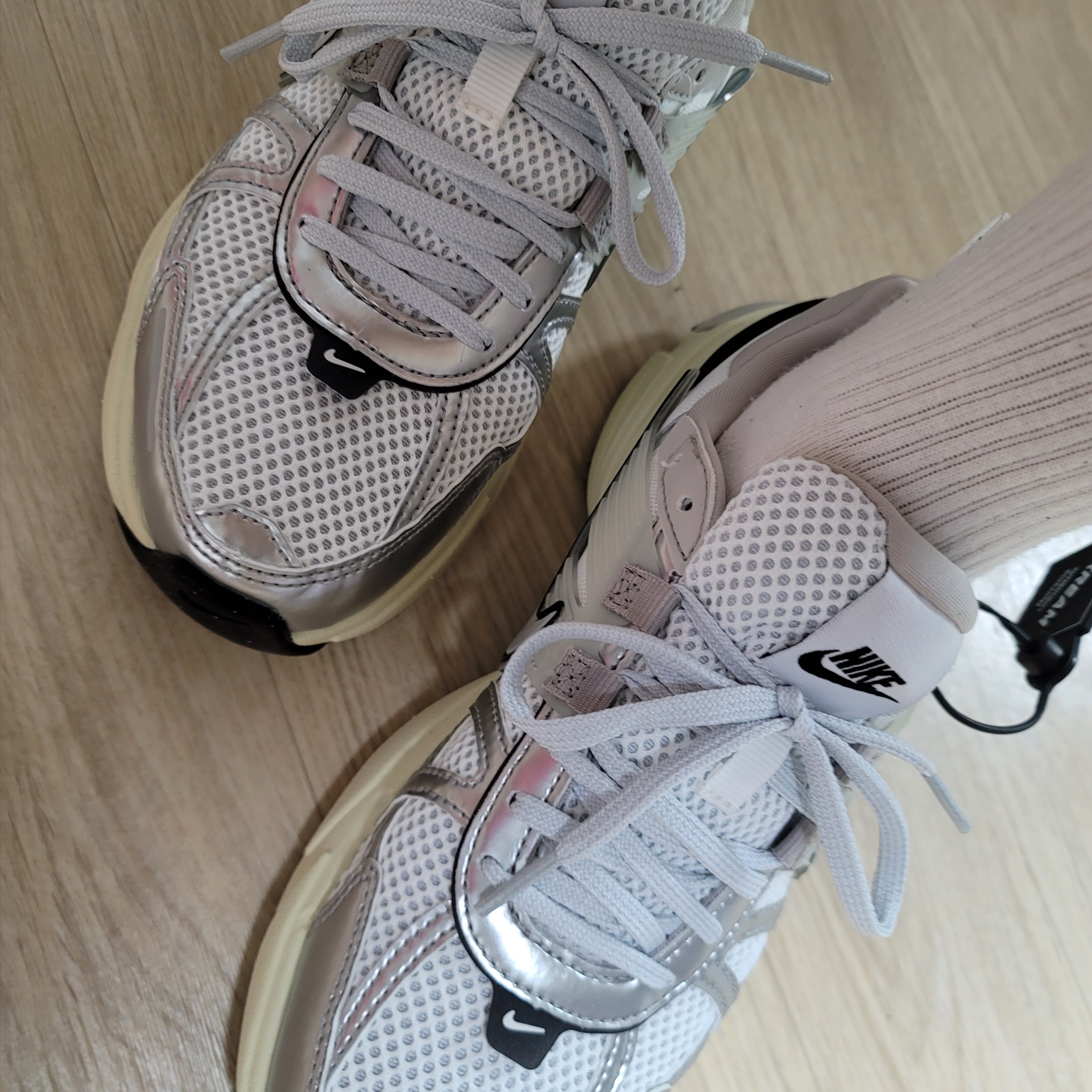 Nike V2K Run Summit White Metallic Silver 착용 스타일 - 4