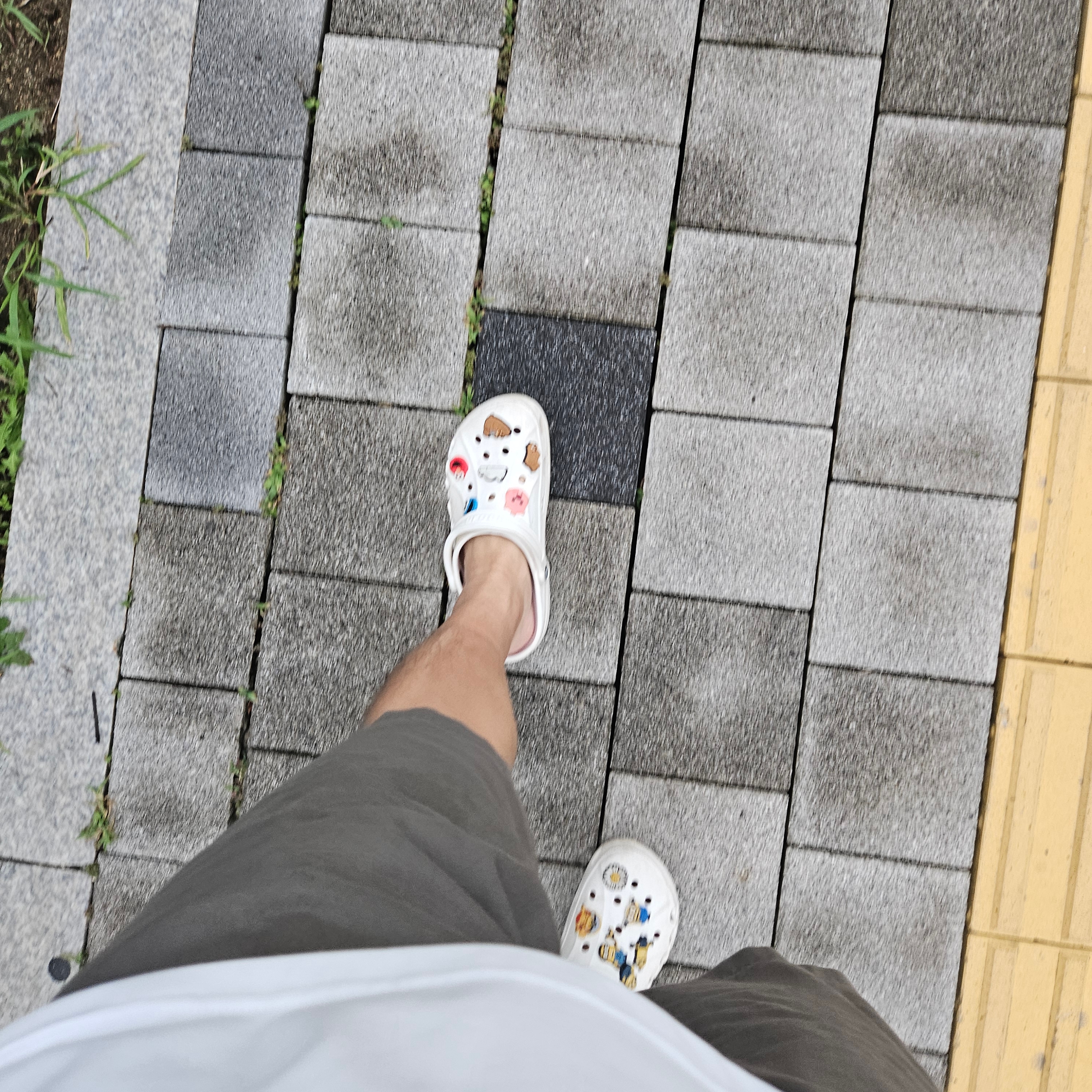 Crocs Classic Clog White 착용 스타일