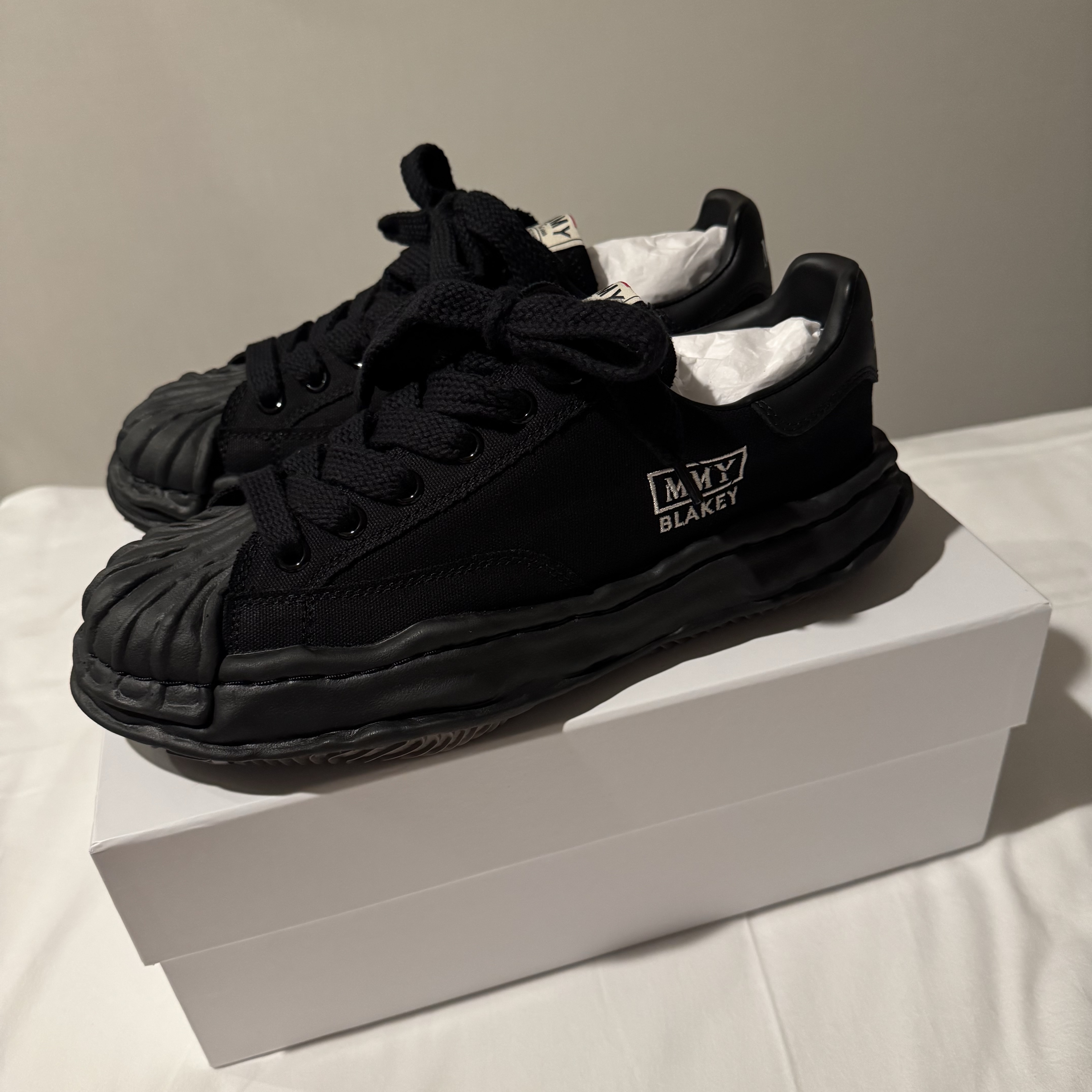 Maison Mihara Yasuhiro Blakey OG Sole Canvas Low-top Sneakers Black Black 착용 스타일 - 2