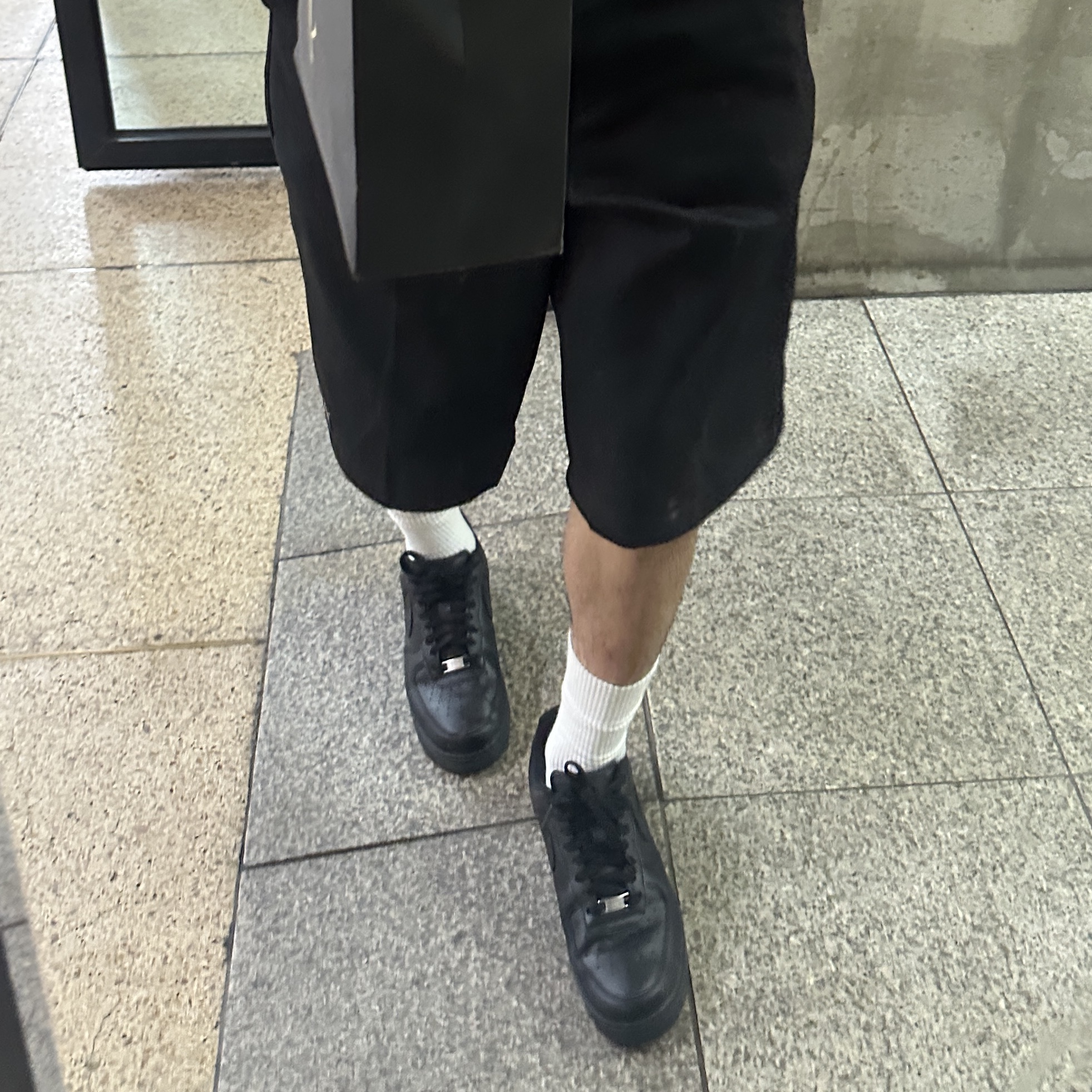 Nike Air Force 1 '07 Low Triple Black 착용 스타일