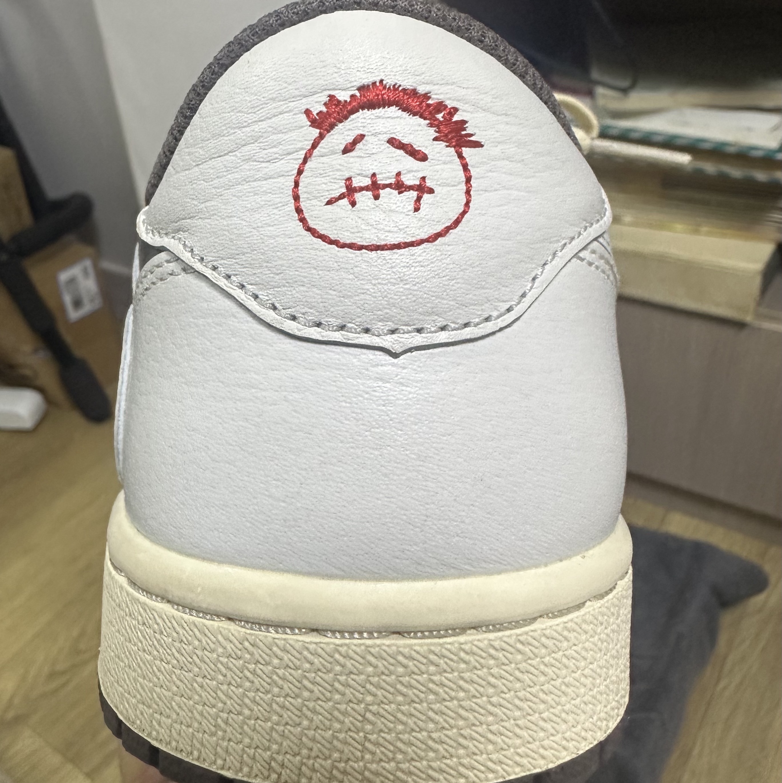Jordan 1 x Travis Scott Retro Low OG SP Sail and Ridgerock 착용 스타일 - 3