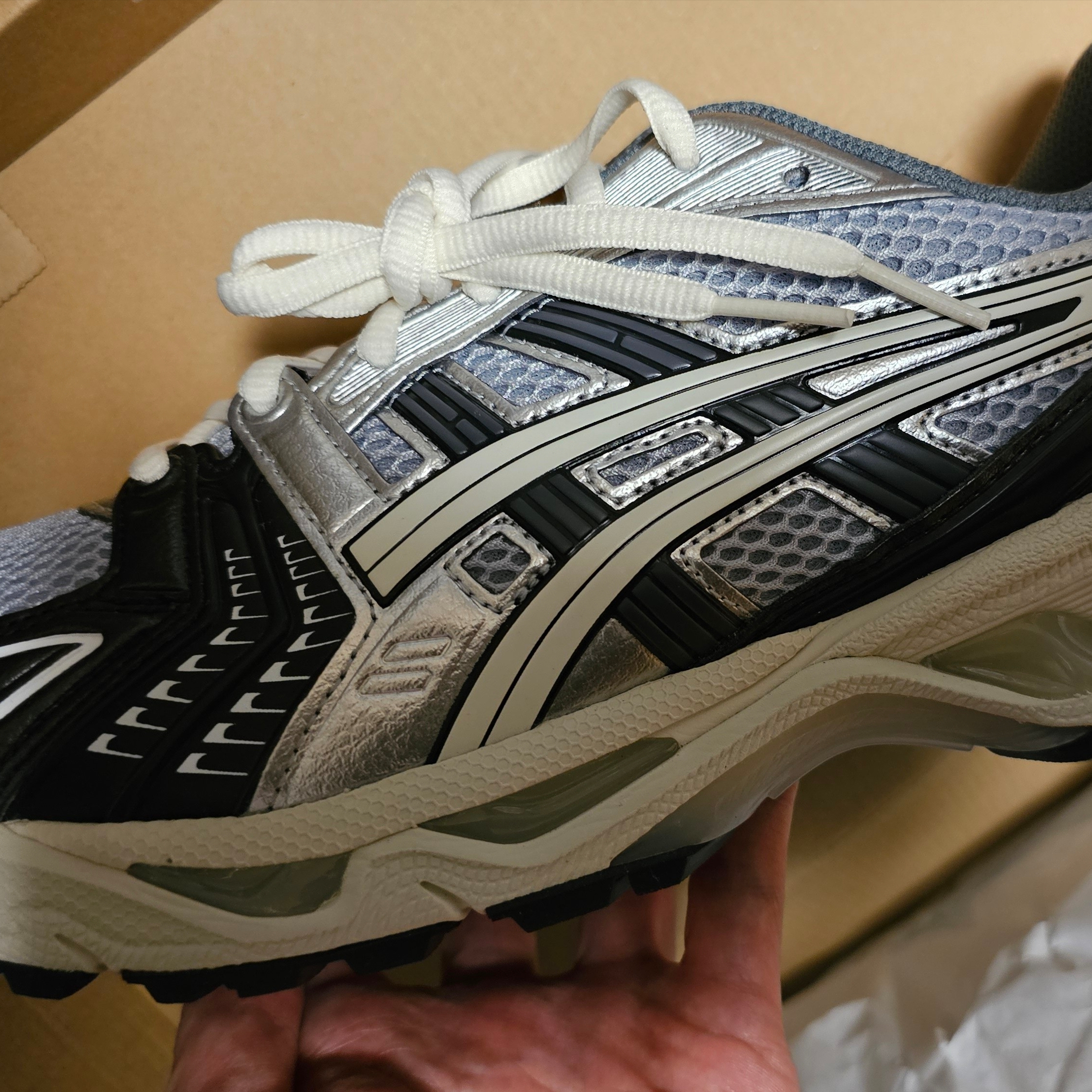 Asics Gel-Kayano 14 Black Glacier Grey 착용 스타일