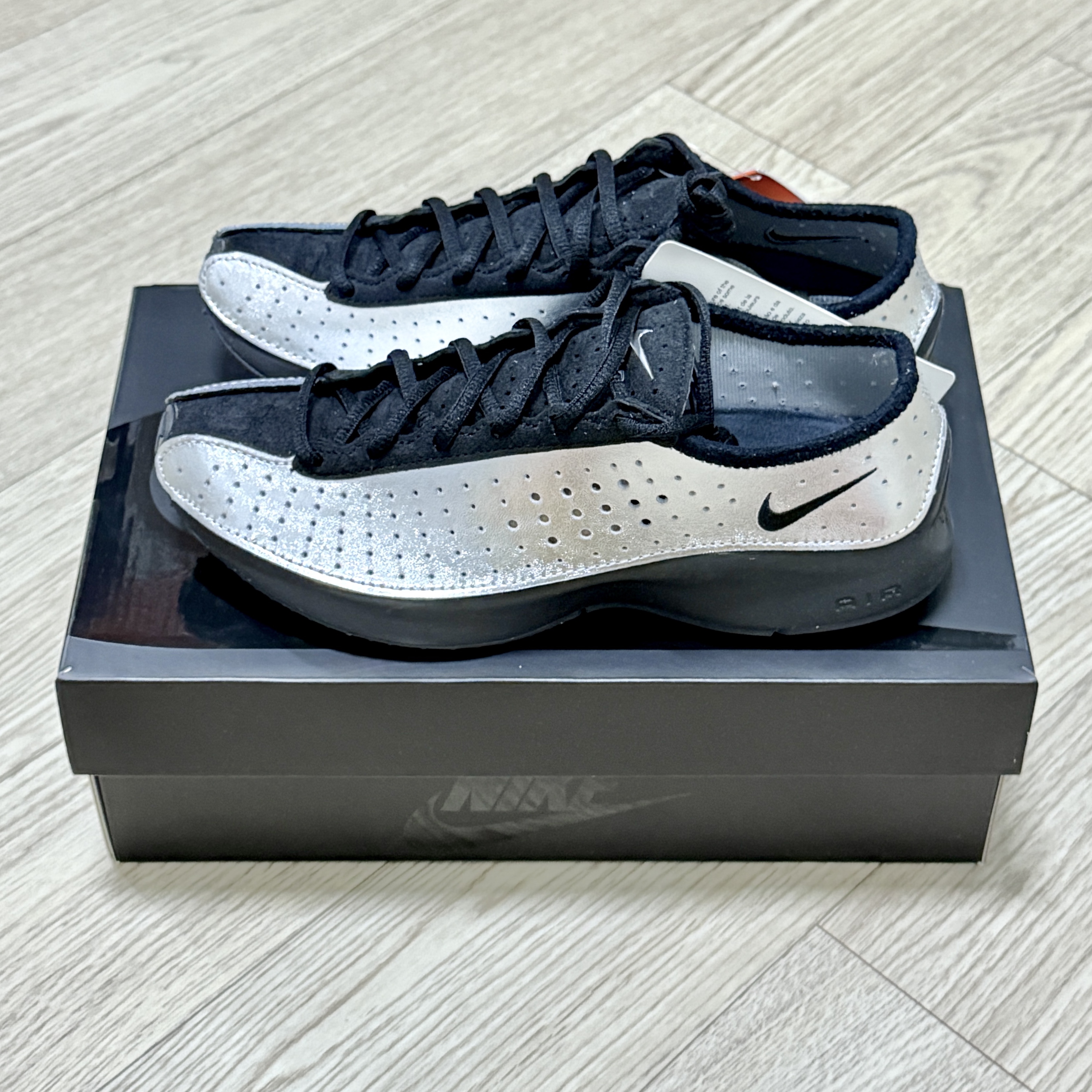 (W) Nike Air Superfly Metallic Silver and Black 착용 스타일 - 2