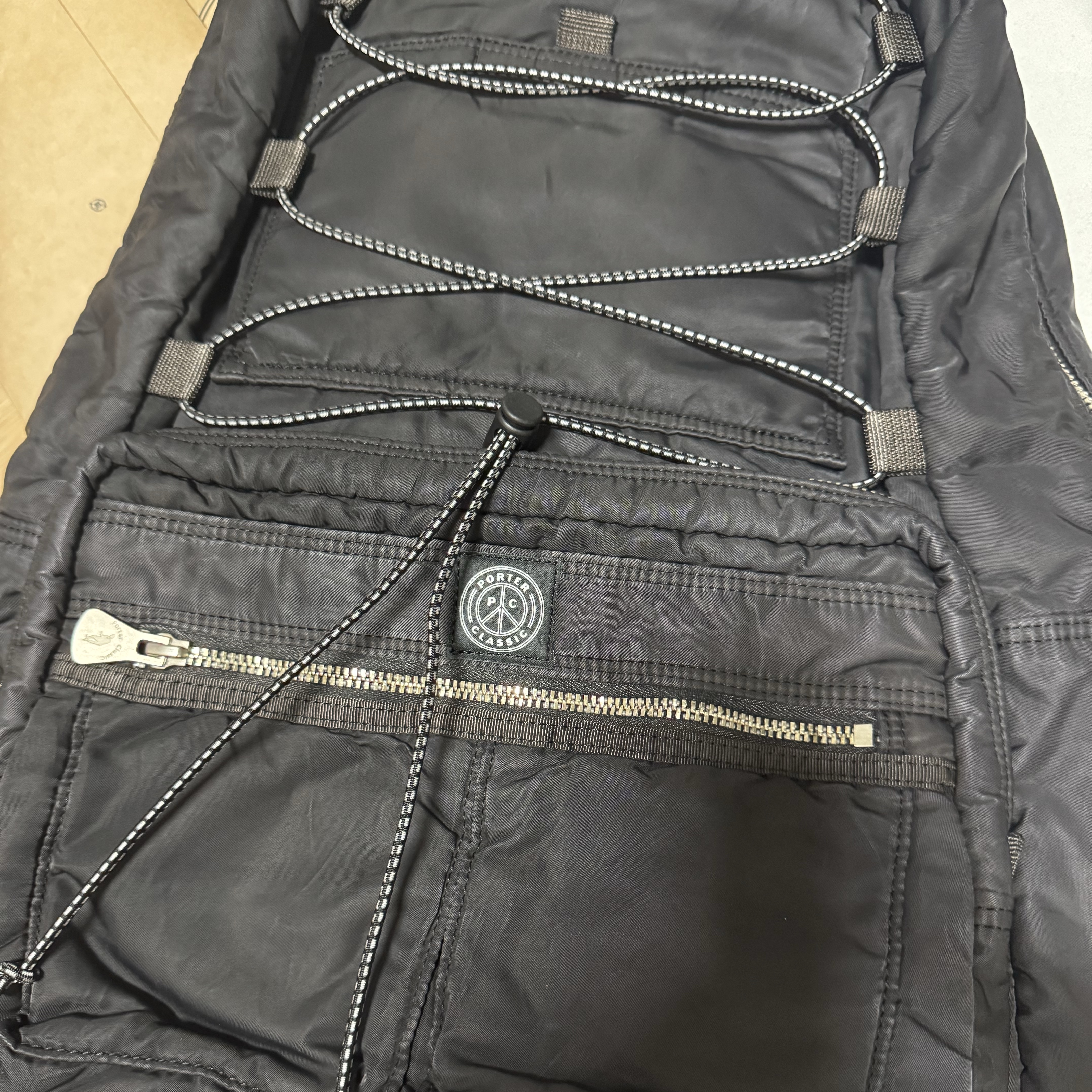 Porter Classic Super Nylon Day Pack L Black 착용 스타일