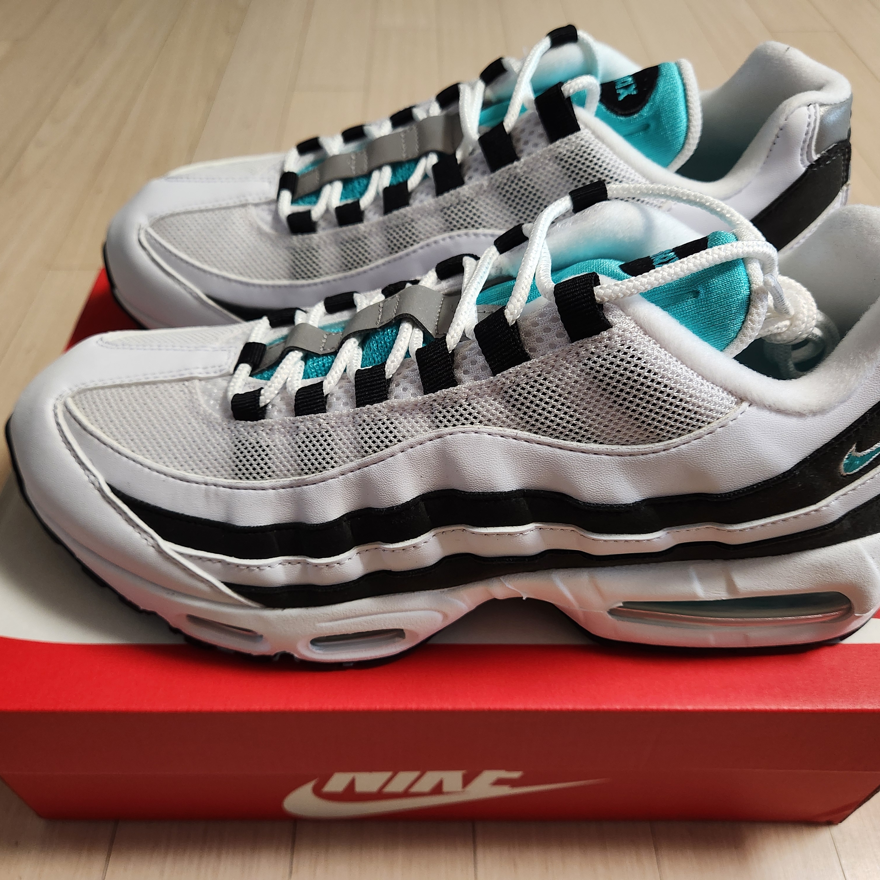 Nike Air Max 95 OG White and Black 착용 스타일 - 3