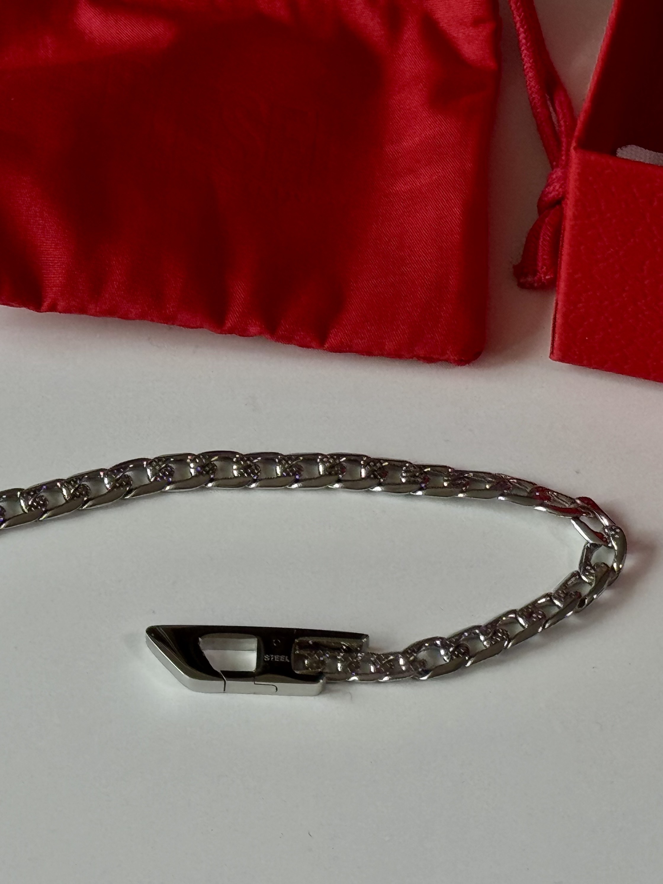 Diesel Dx1342 Stainless Steel Pendant Necklace Silver, Diesel Dx1534 Stainless Steel Chain Necklace Silver 착용 스타일 - 4