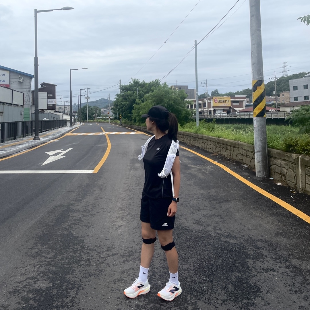 New Balance Fuelcell SC Elite v4 Sunrise - D Standard, New Balance Core Run 5 Inch Shorts Black 착용 스타일