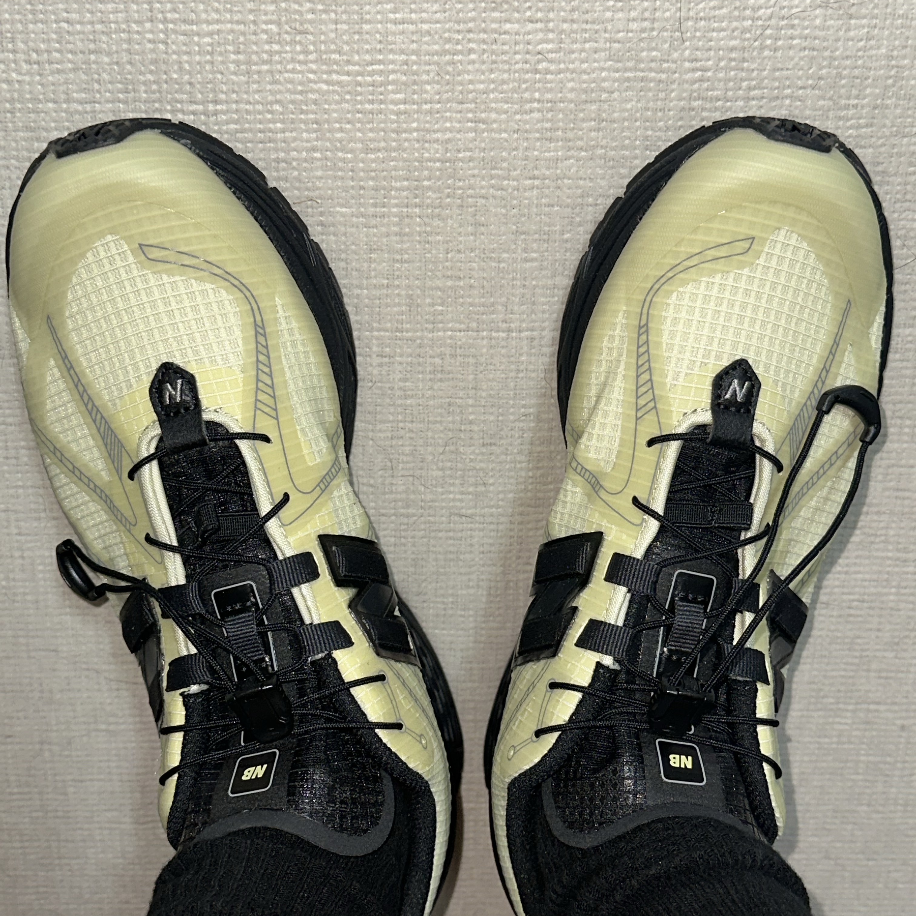 New Balance 1906R Pistachio Butter Morel 착용 스타일 - 2
