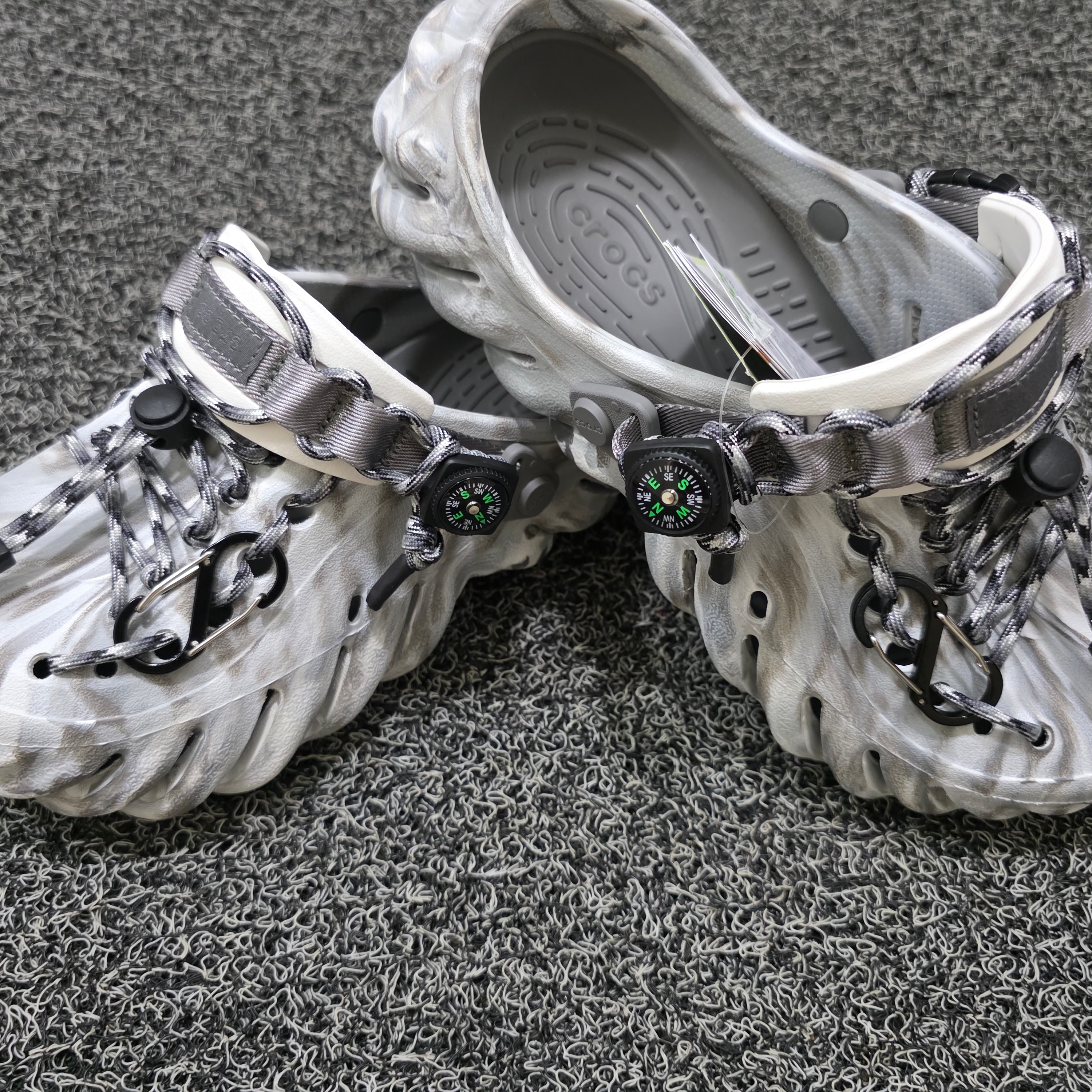 Crocs Echo Marbled Clog Moonlight Multi 착용 스타일 - 4
