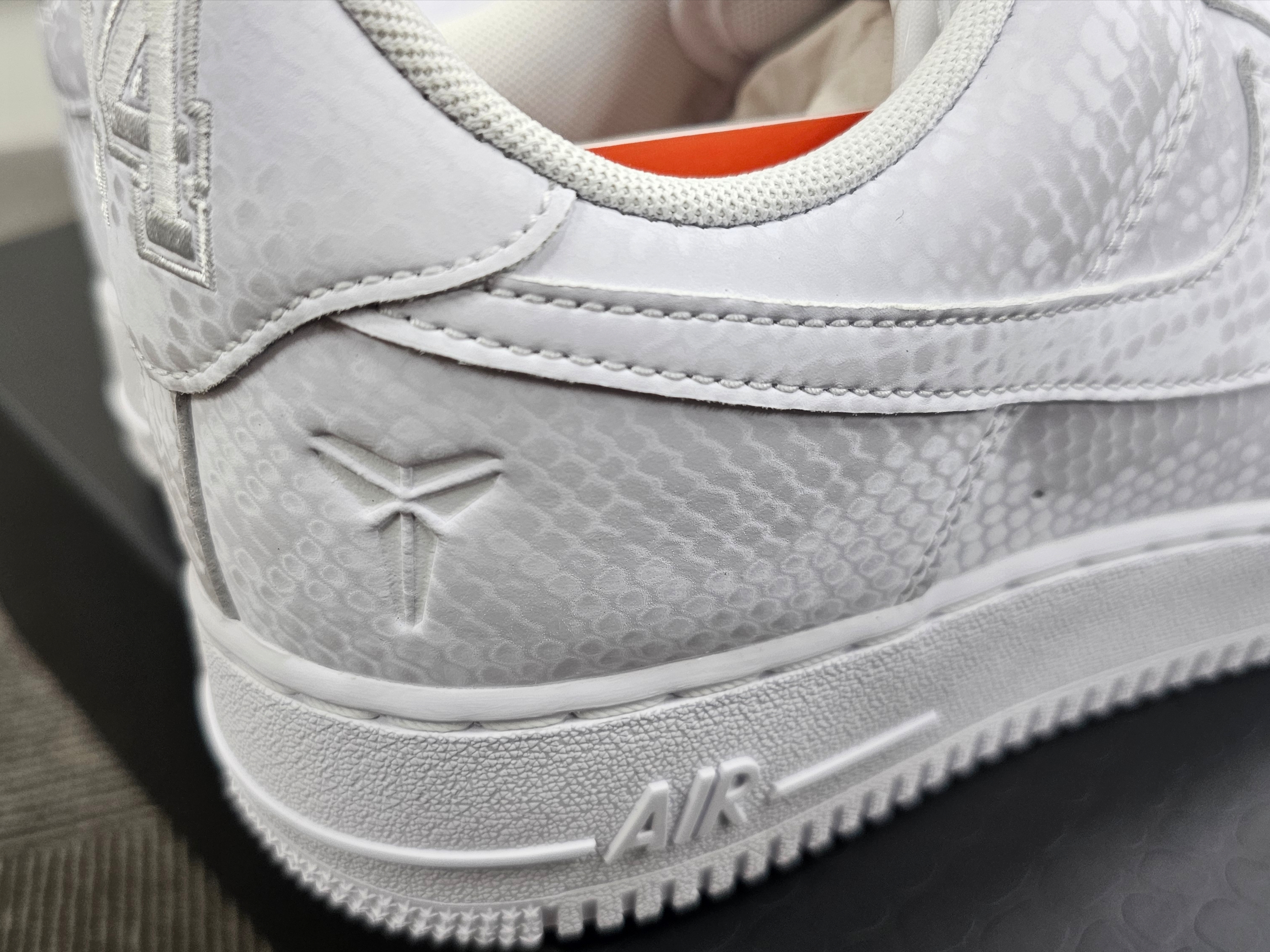Nike x Kobe Bryant Air Force 1 Low Triple White 착용 스타일 - 1