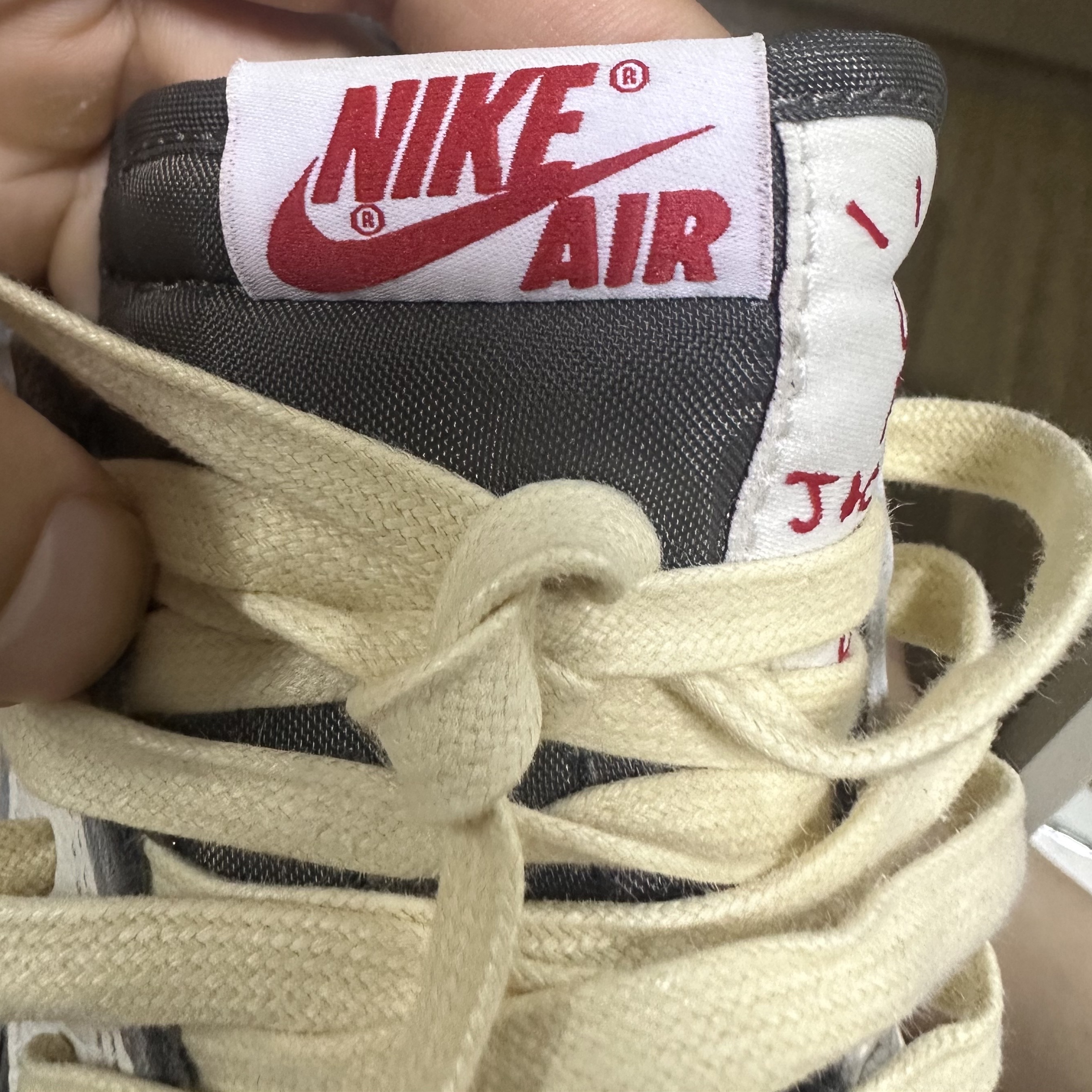 Jordan 1 x Travis Scott Retro Low OG SP Sail and Ridgerock 착용 스타일 - 4