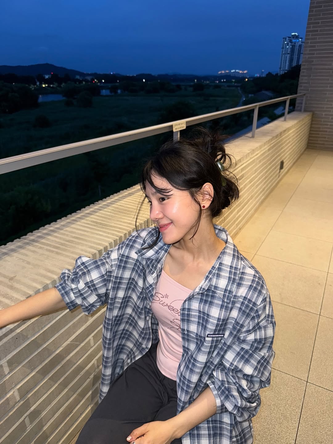 SLOW RECORD HOUSE Seersucker Oversized Check Shirts Blue 착용 스타일 - 2