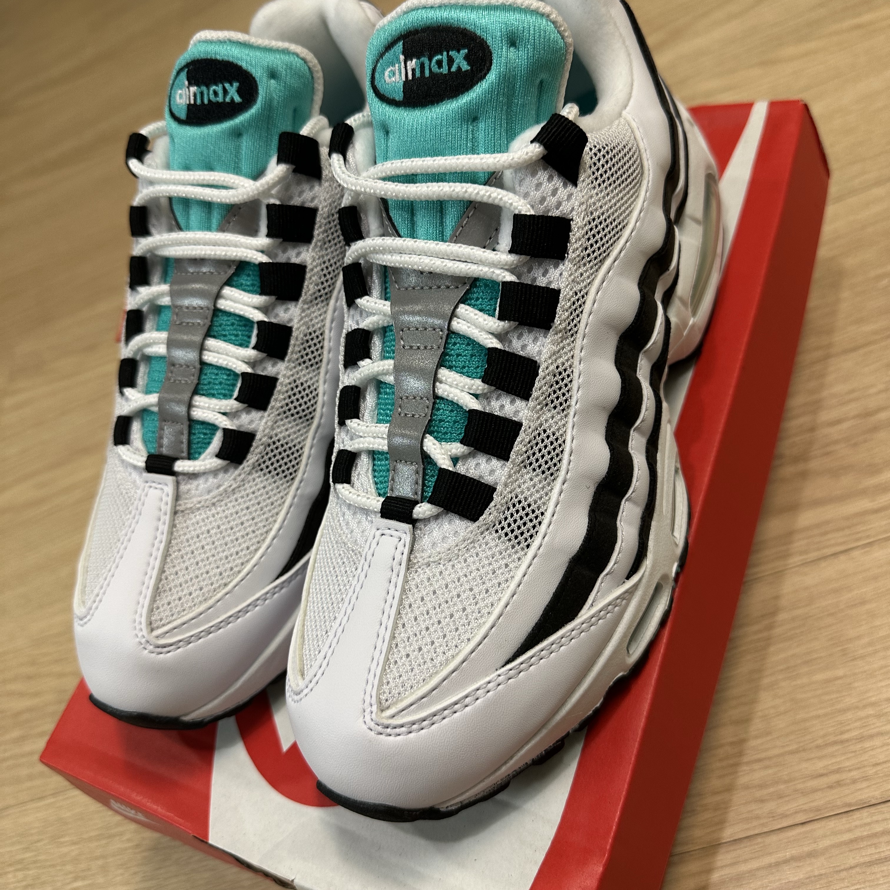 Nike Air Max 95 OG White and Black 착용 스타일 - 2