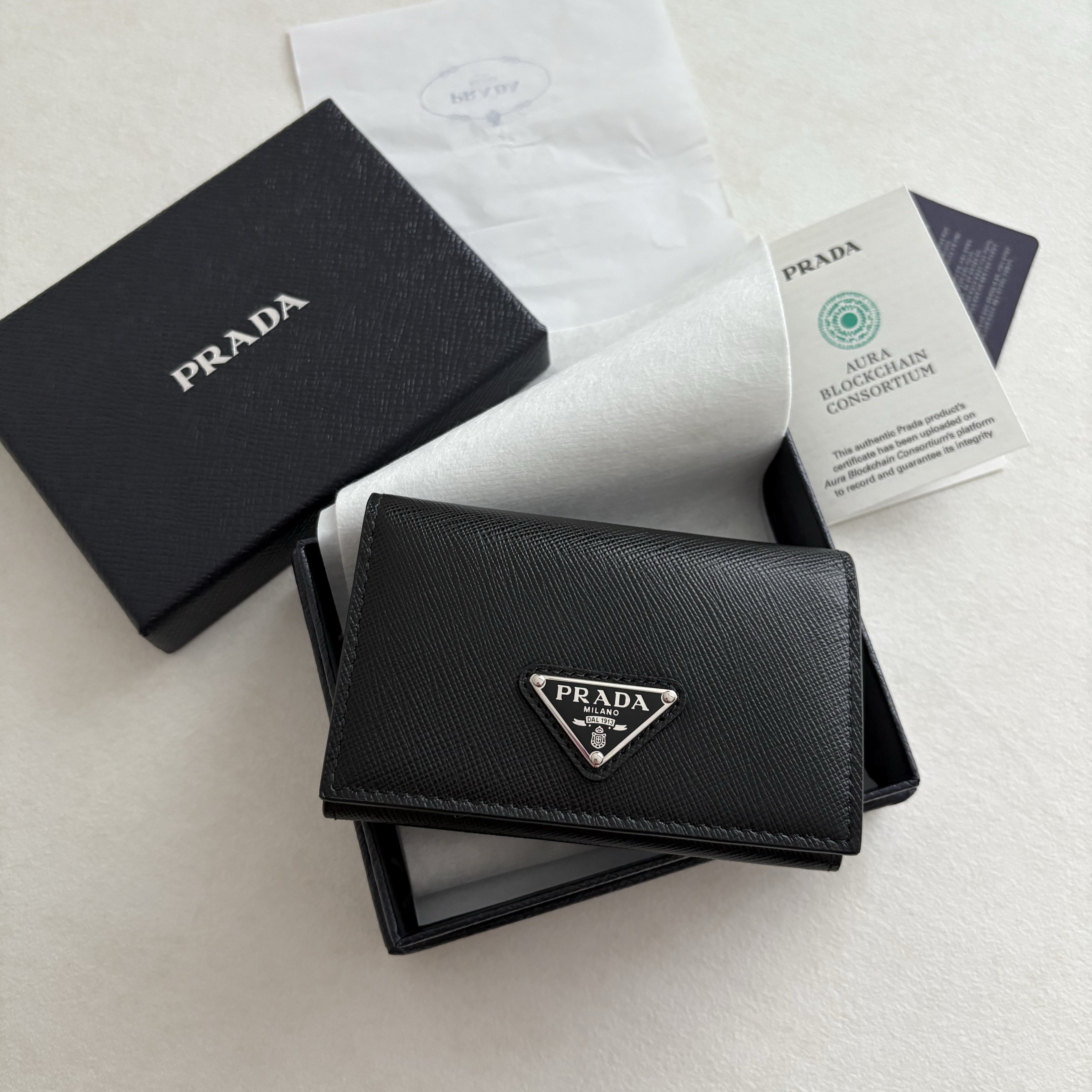 Prada Saffiano Leather Card Holder Black 착용 스타일
