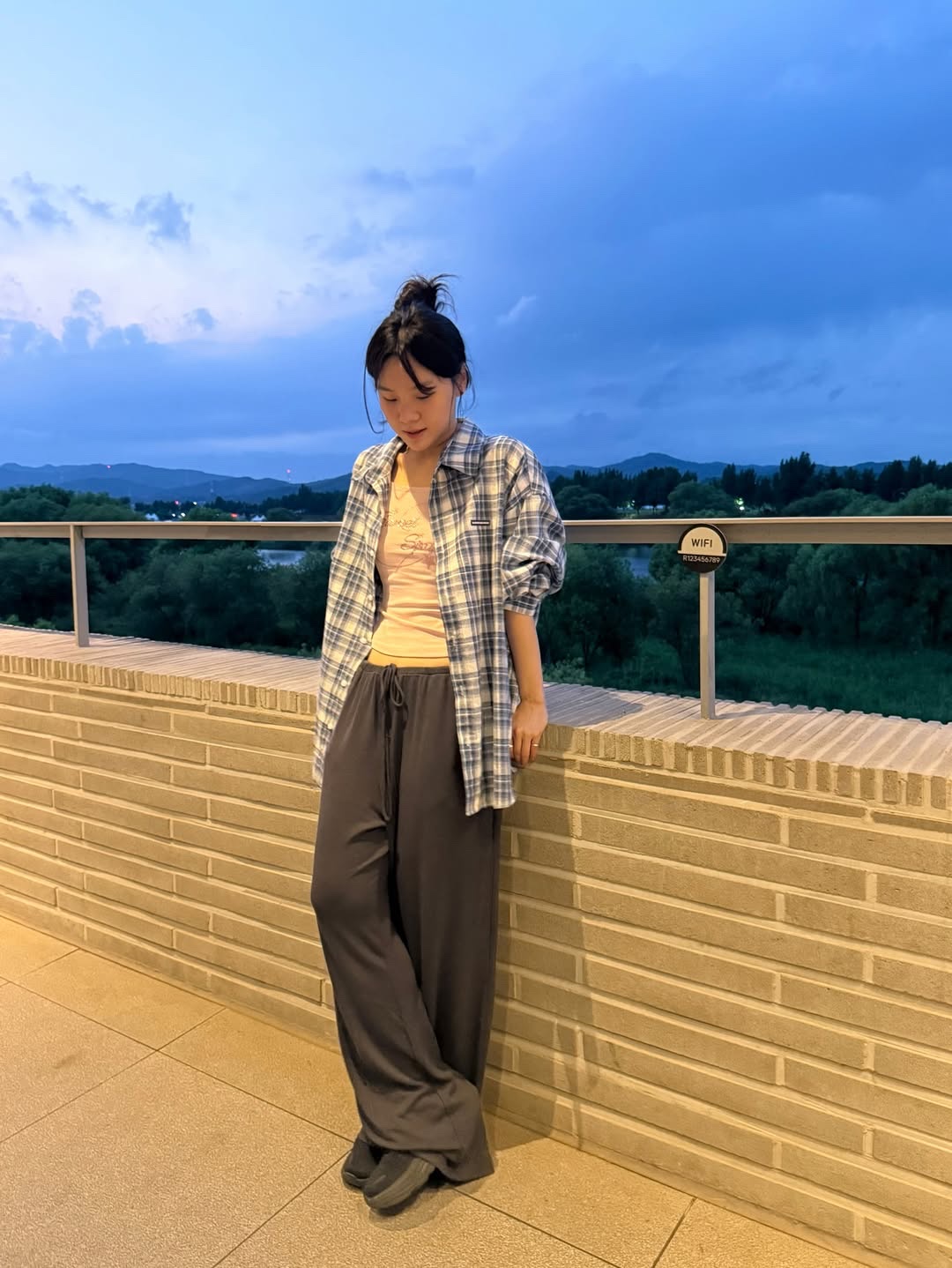 SLOW RECORD HOUSE Seersucker Oversized Check Shirts Blue 착용 스타일 - 4