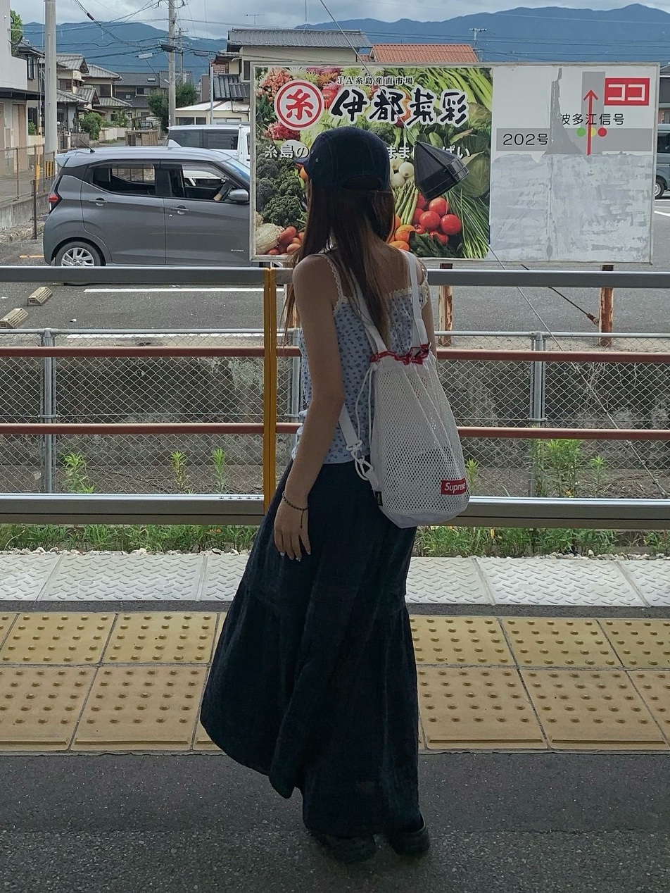 Supreme Mesh Small Backpack White - 23SS, Supreme Wool Camp Cap Denim - 24FW 착용 스타일 - 2