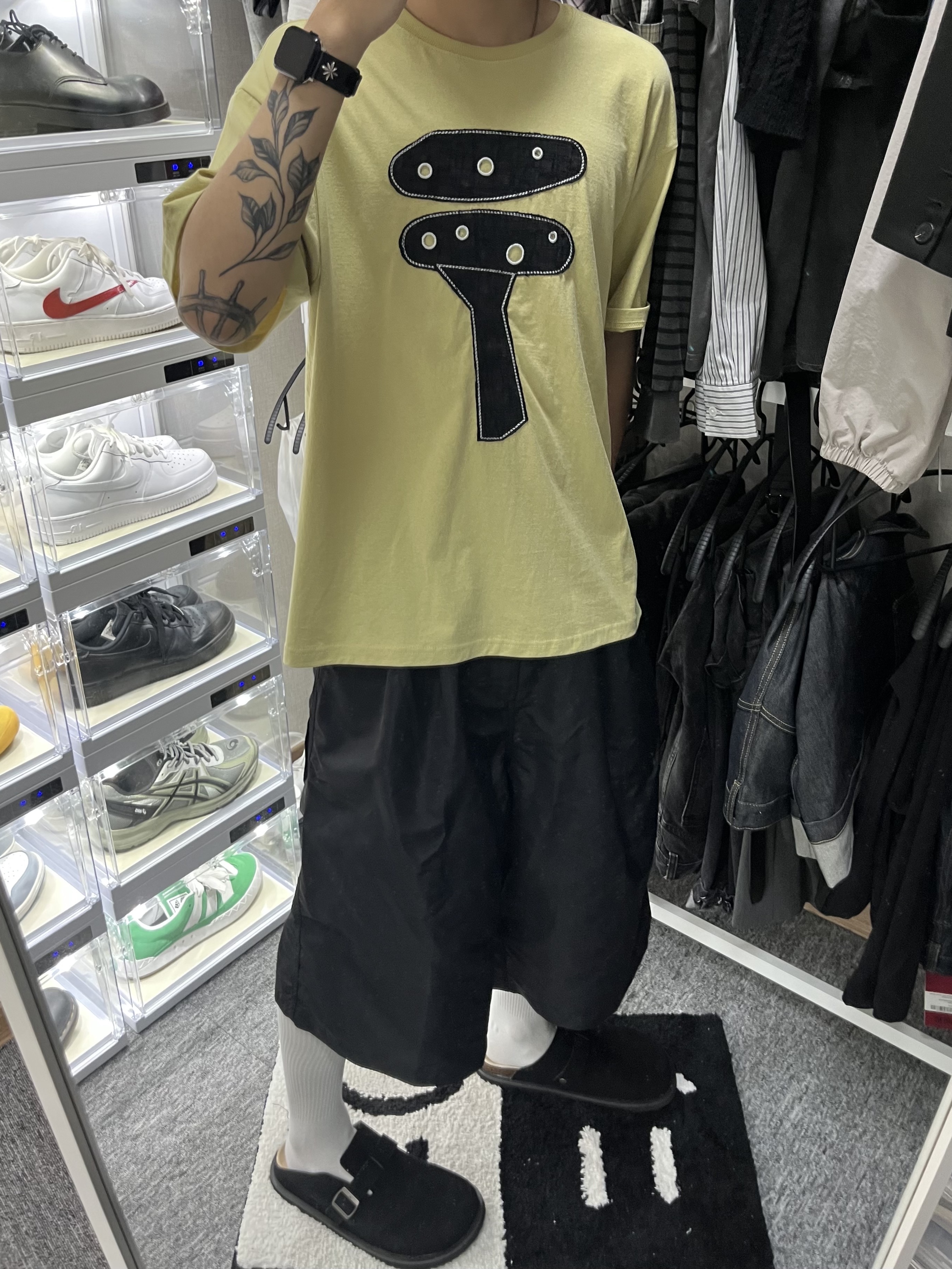 MJD x Koin Seoul Two Tuck Re-Nylon Wide Carpenter Bermuda Pants Black 착용 스타일 - 1