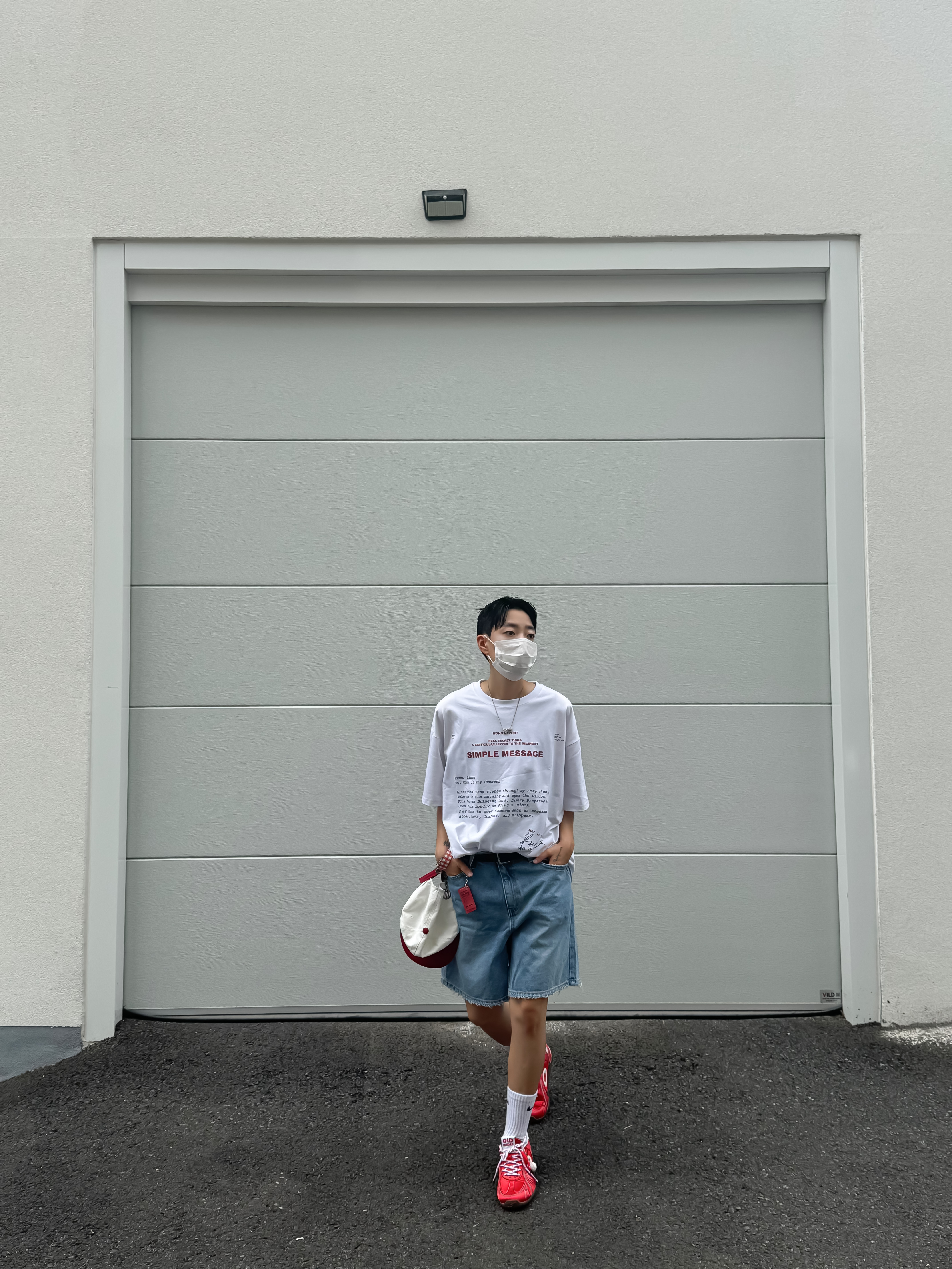 Hono Report Letter T-Shirt White, Hono Report Printed Faux Leather Bracelet Type 1 착용 스타일 - 1