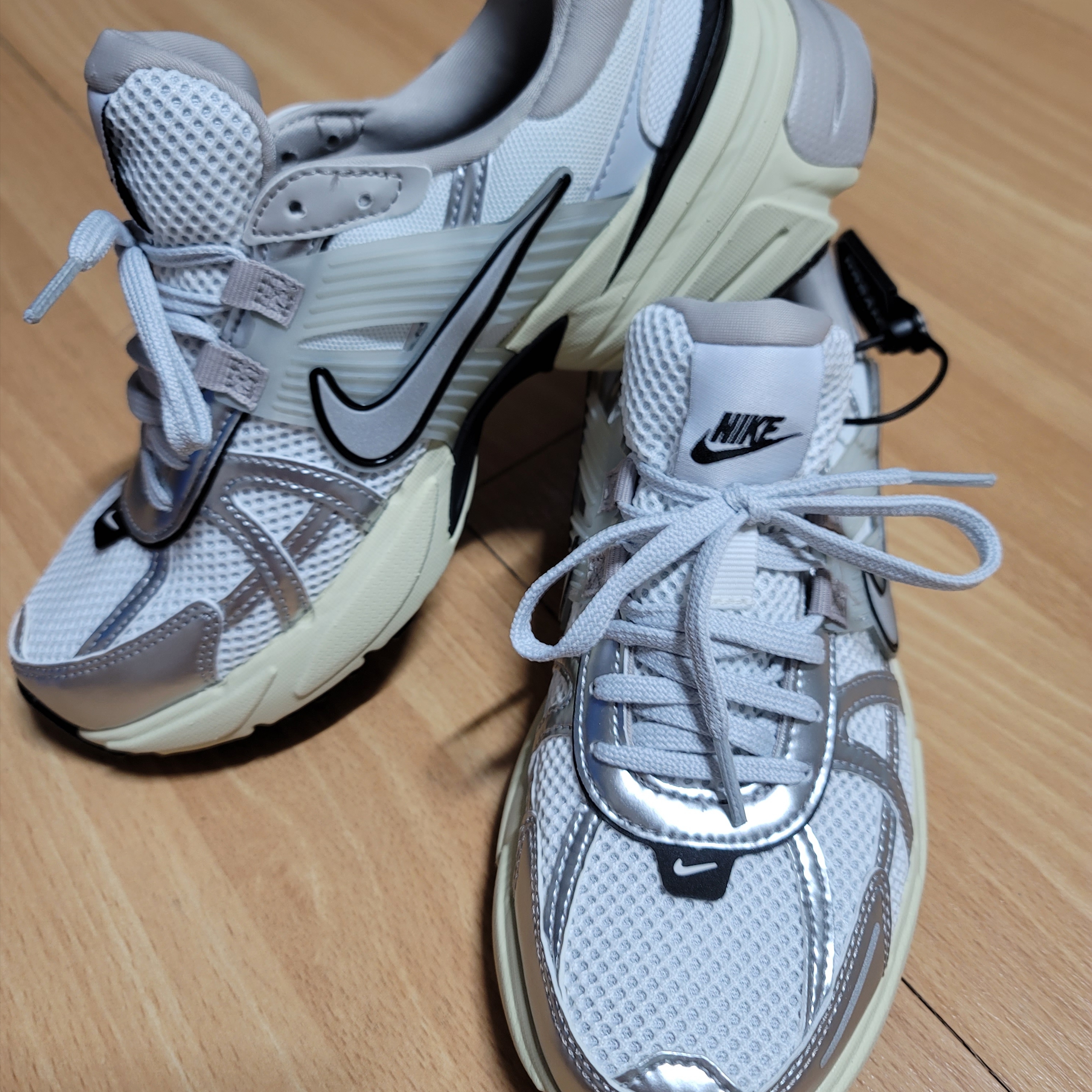 Nike V2K Run Summit White Metallic Silver 착용 스타일 - 1