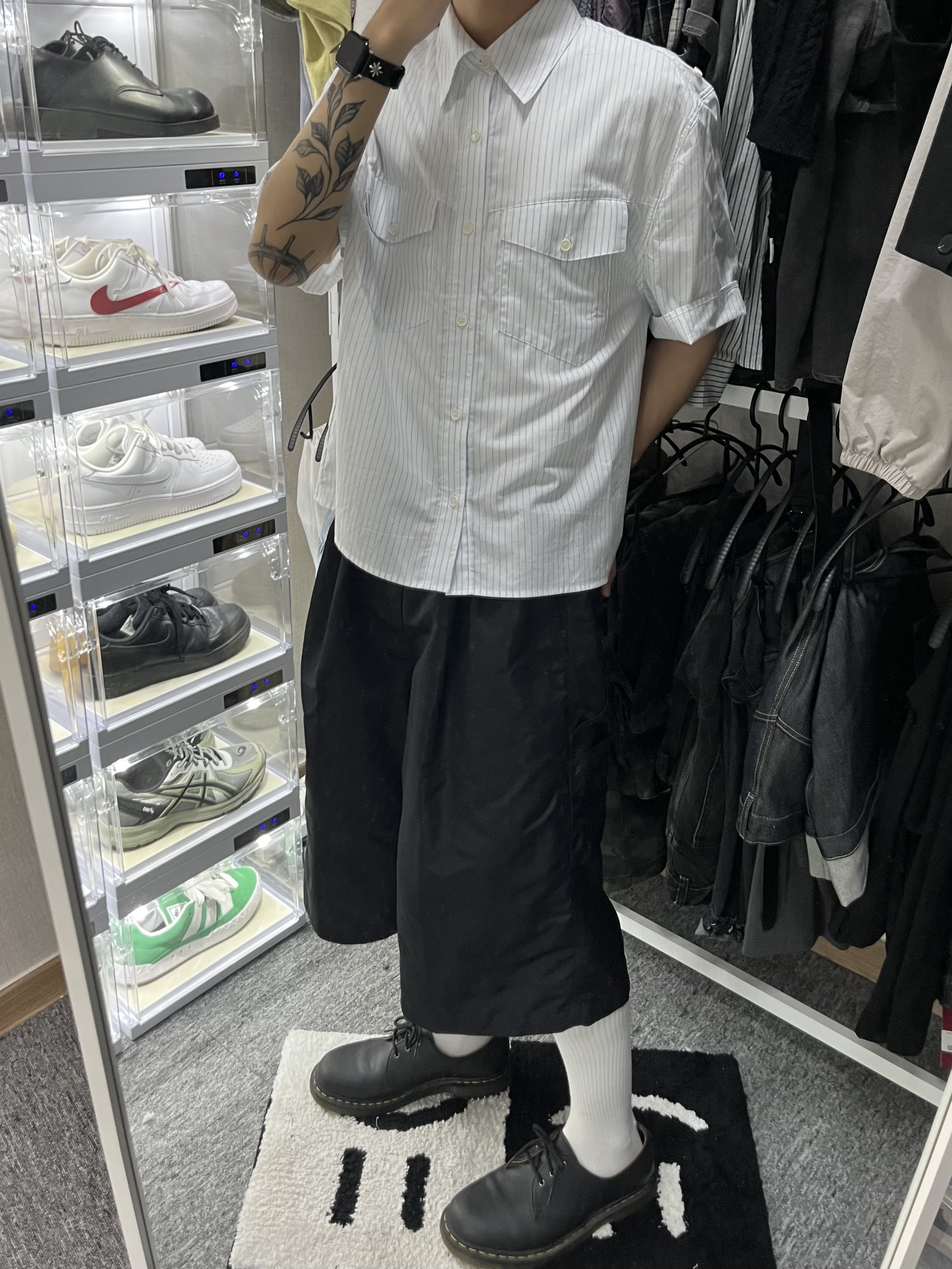 MJD x Koin Seoul Two Tuck Re-Nylon Wide Carpenter Bermuda Pants Black, Dr. Martens 1461 Smooth Black 착용 스타일 - 2