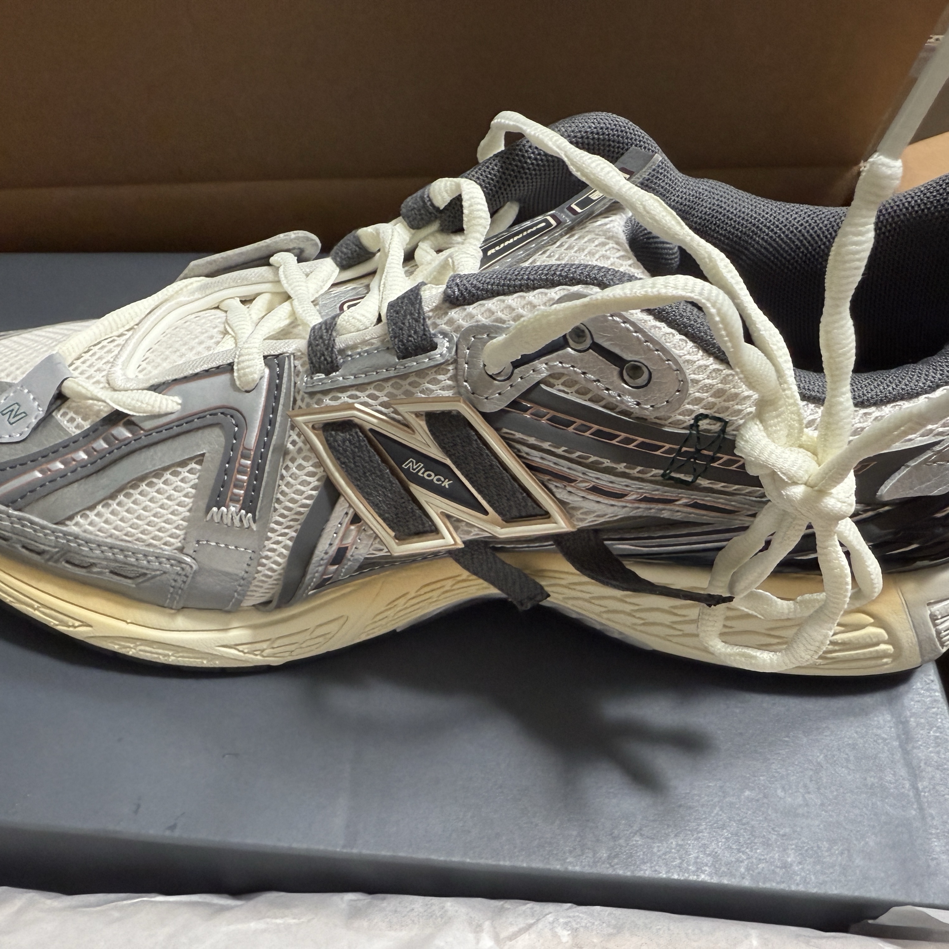 New Balance 1906A Silver Metallic Castlerock 착용 스타일 - 2