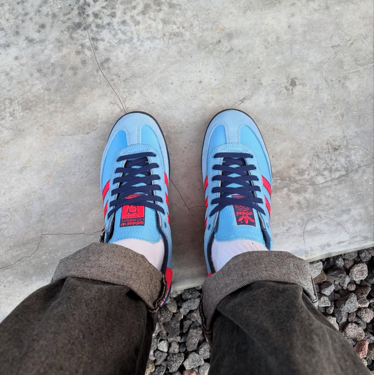 Adidas x C.P. Company Manchester Spezial Light Blue Bright Red 착용 스타일 - 3