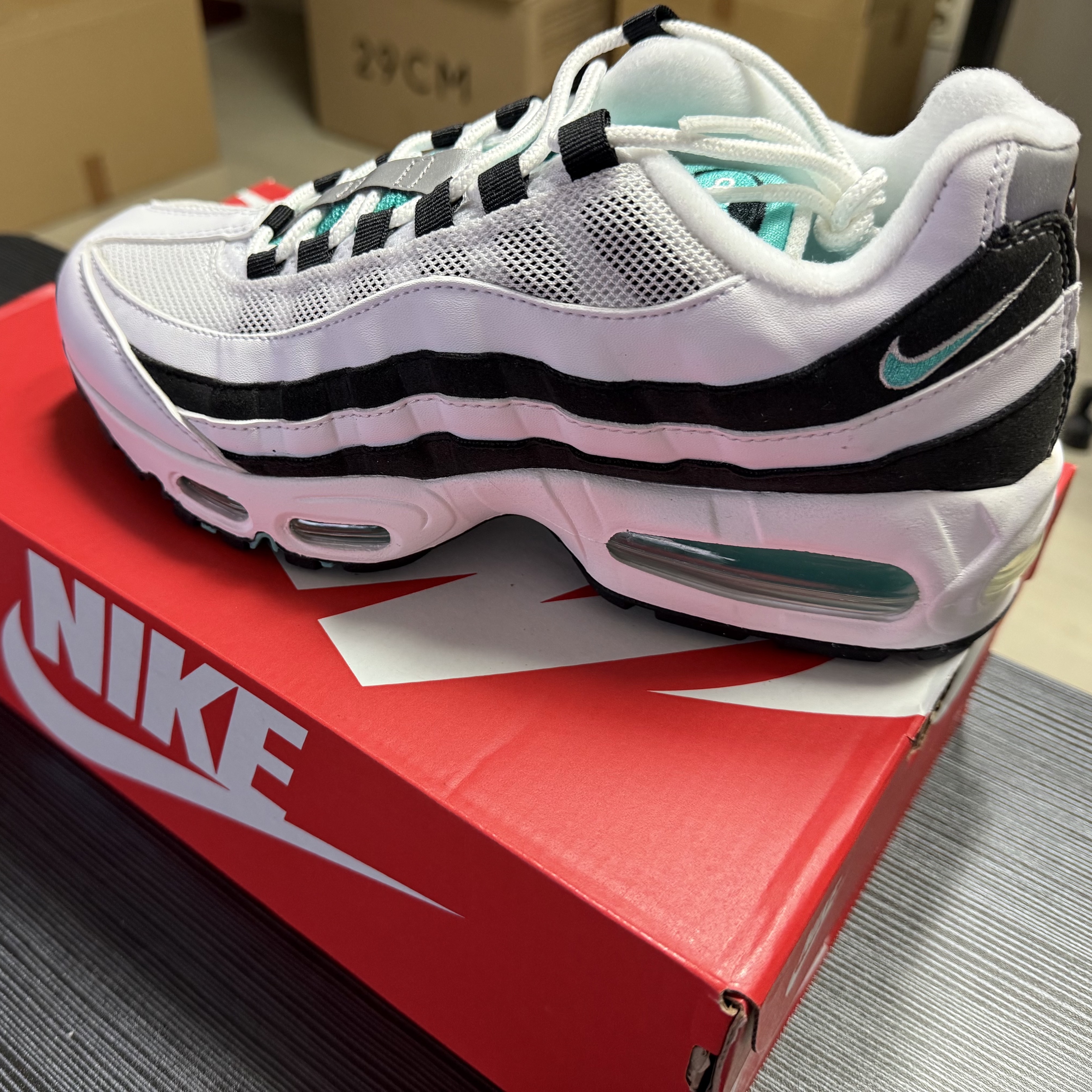 Nike Air Max 95 OG White and Black 착용 스타일 - 2