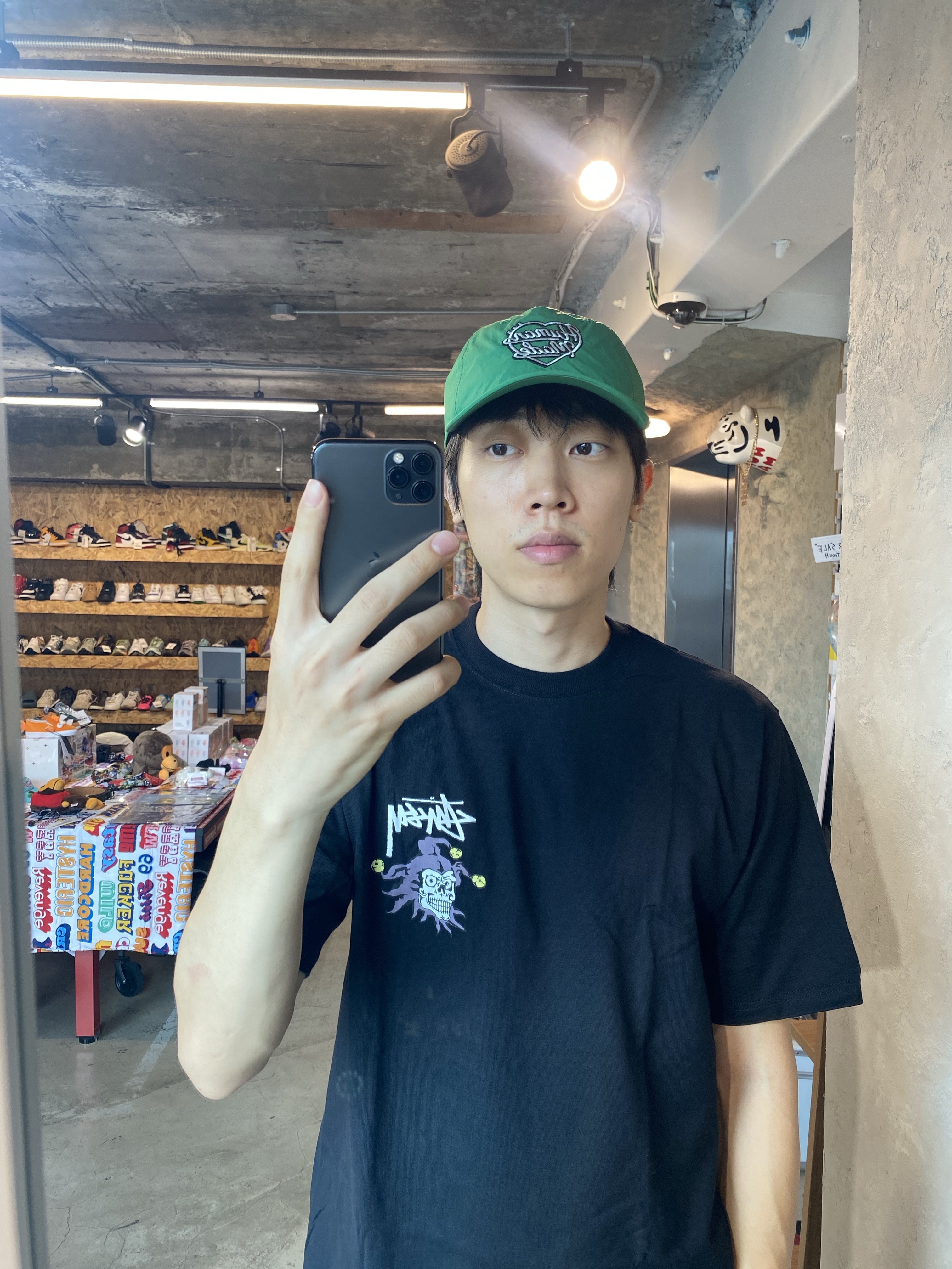 Stussy Joker T-Shirt Black, Human Made 5 Panel Nylon Cap Green 착용 스타일 - 1