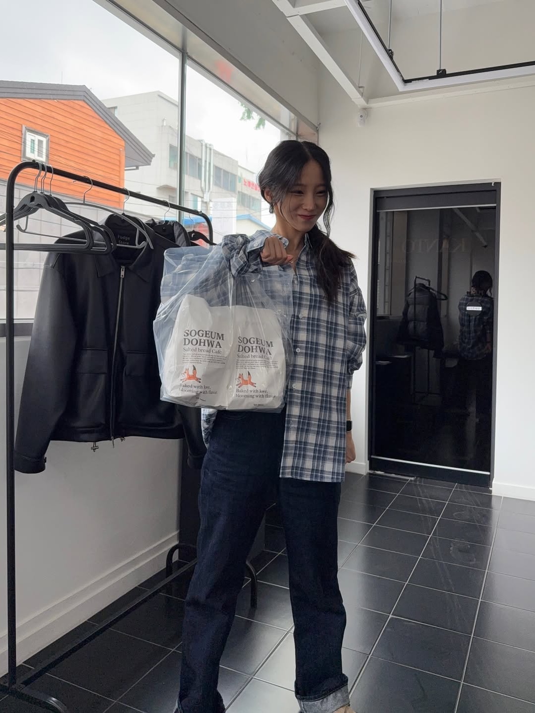 SLOW RECORD HOUSE Seersucker Oversized Check Shirts Blue 착용 스타일 - 5