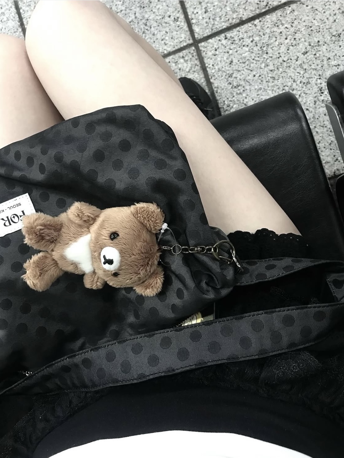 For Appeal Chill Shoulder Bag Dot Charcoal 착용 스타일
