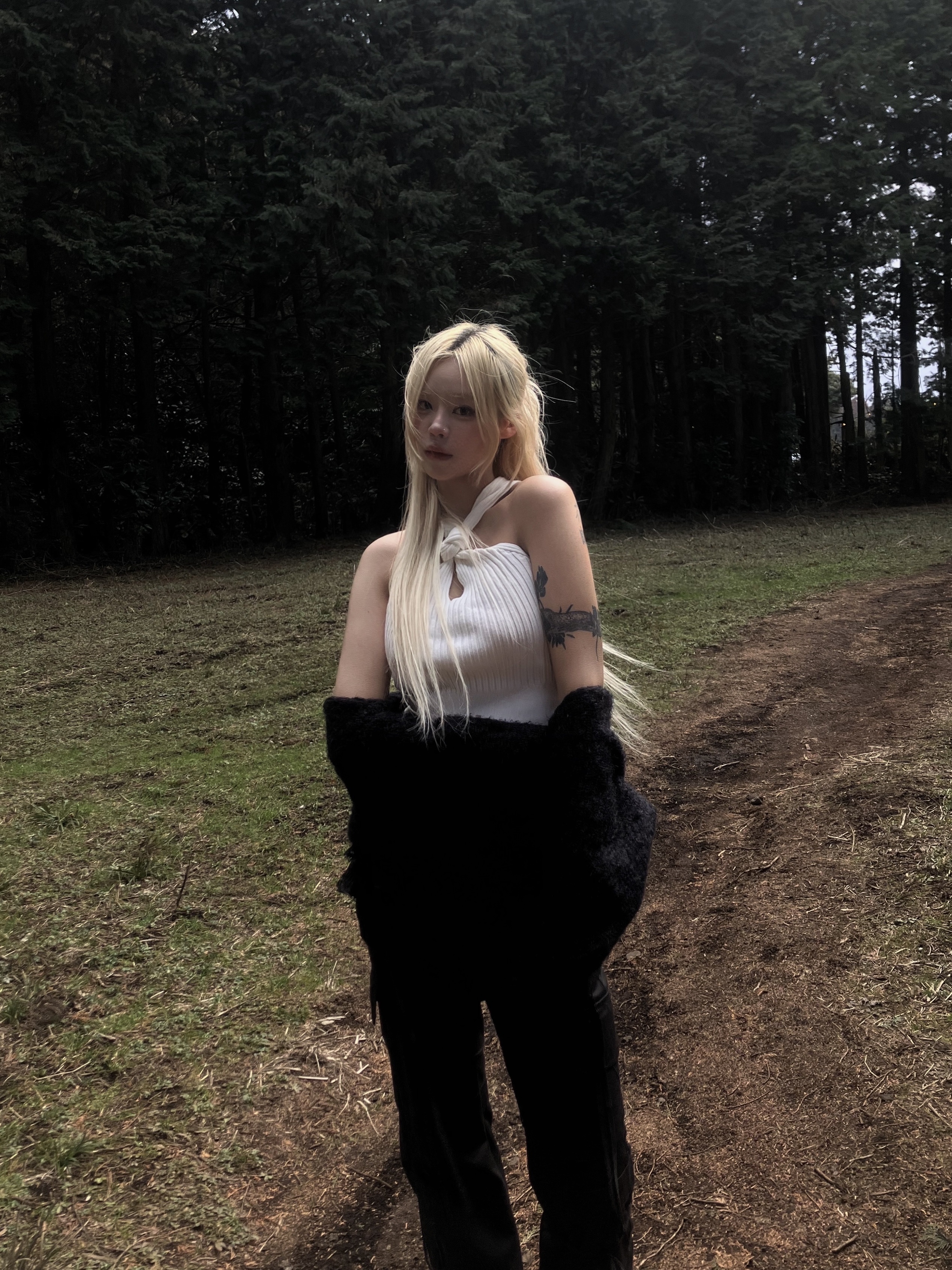 Roughneck Knitwear halter-neck top white 착용 스타일 - 1