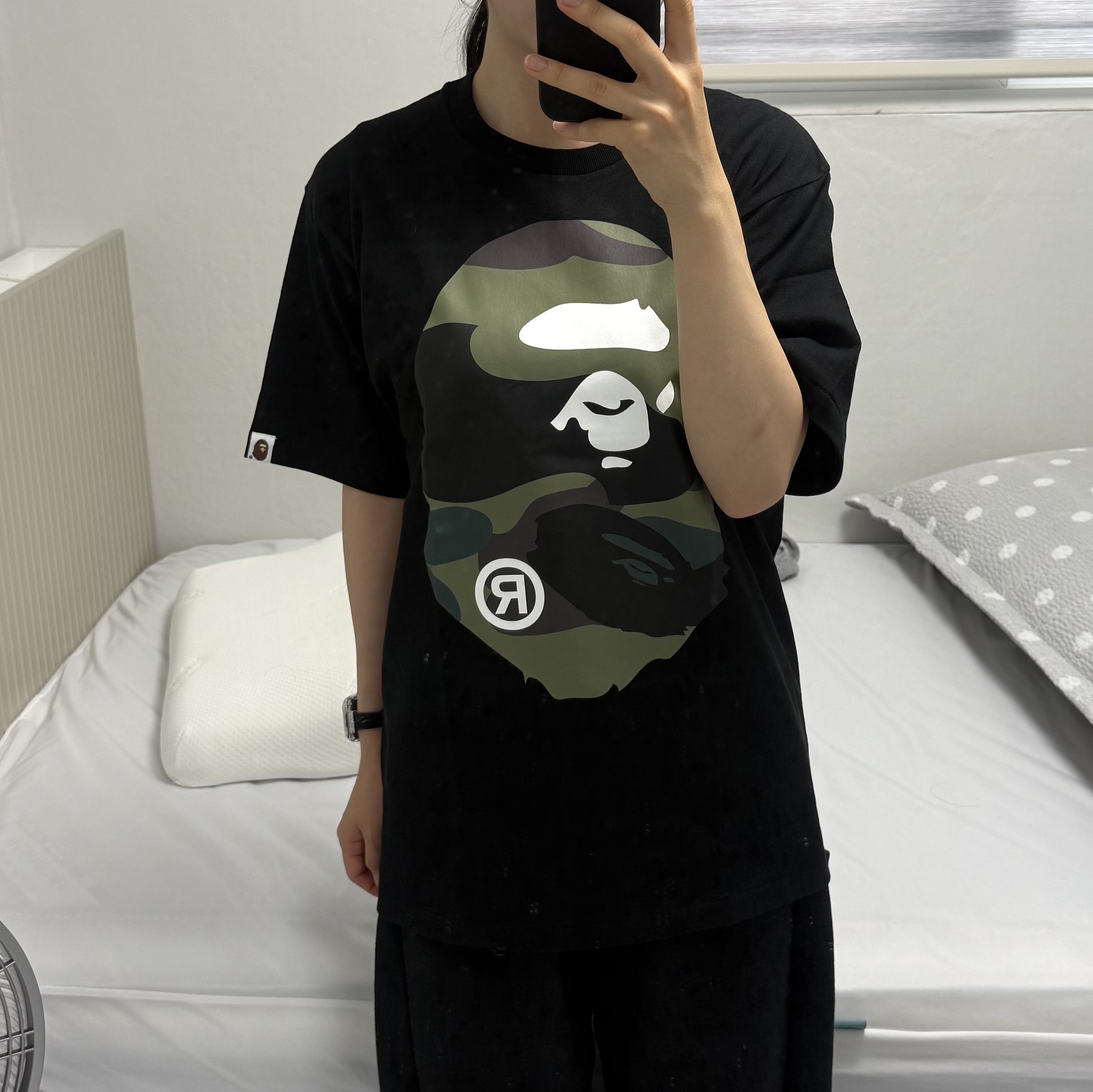 BAPE Giant 1st Camo Big Ape Head T-Shirt Black Green 착용 스타일 - 3