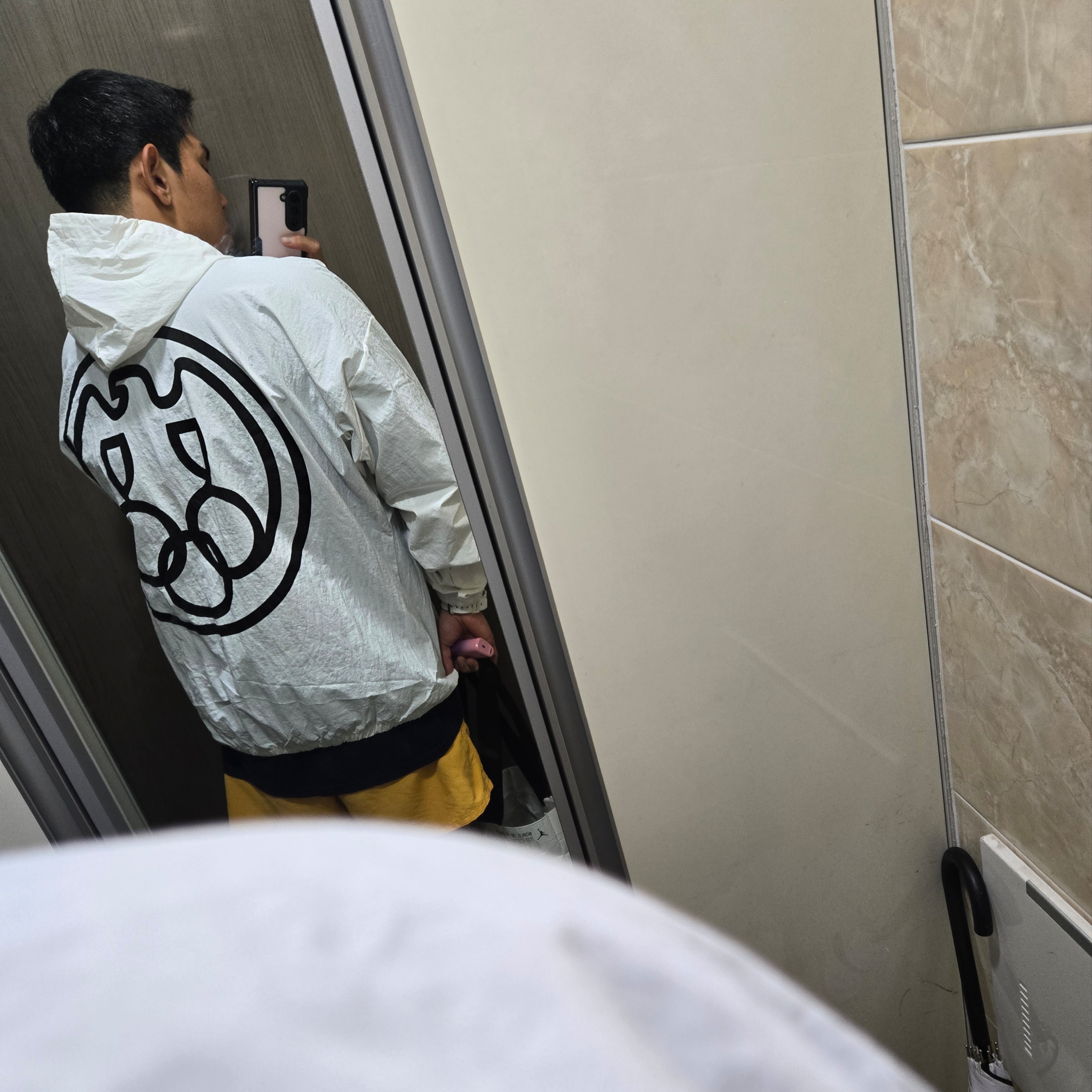 Yeezy x Gosha Rubchinskiy Vulture WB-01 Jacket White 착용 스타일 - 2