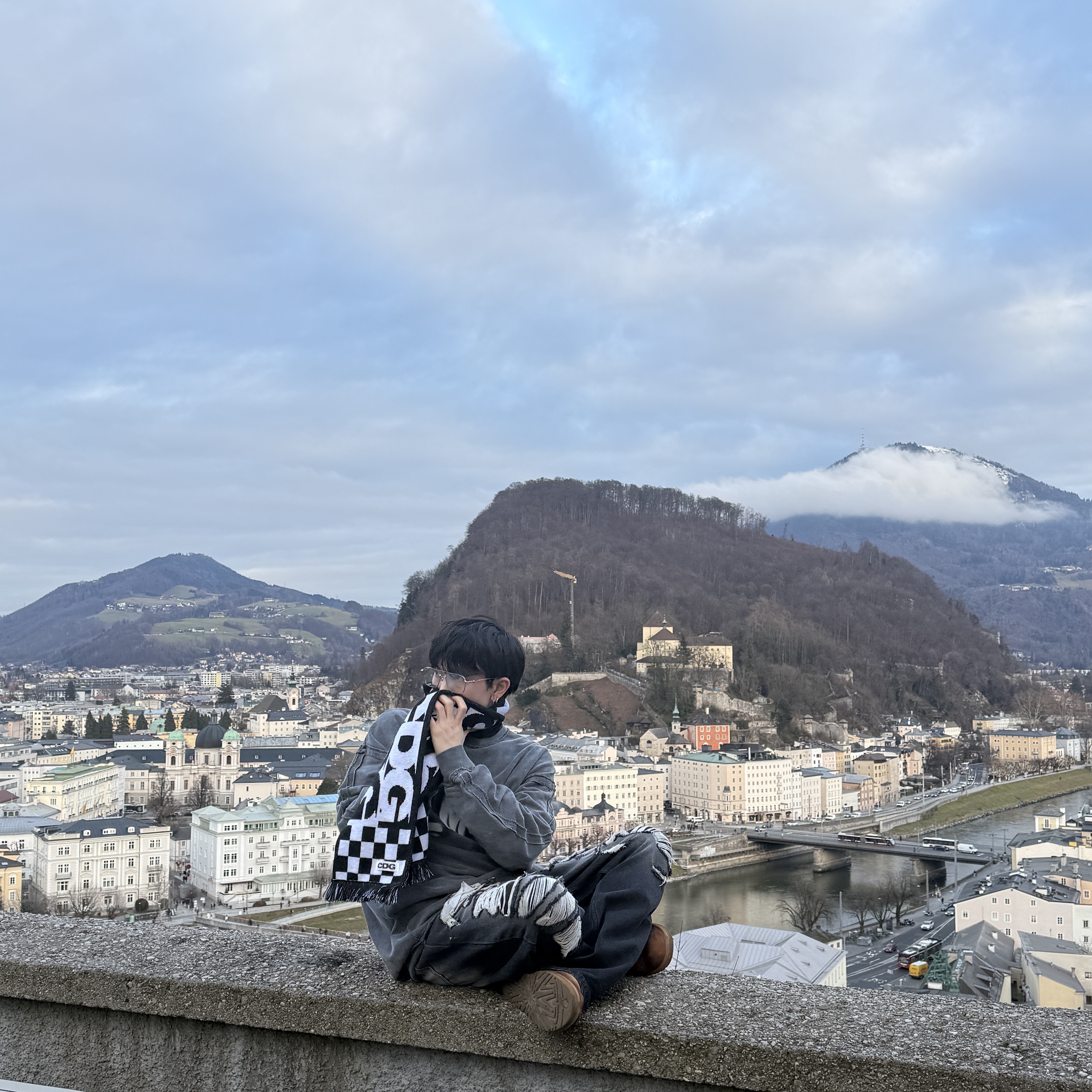 CDG Logo Check Muffler White Black, UGG Classic Mini Boots Chestnut 착용 스타일 - 1