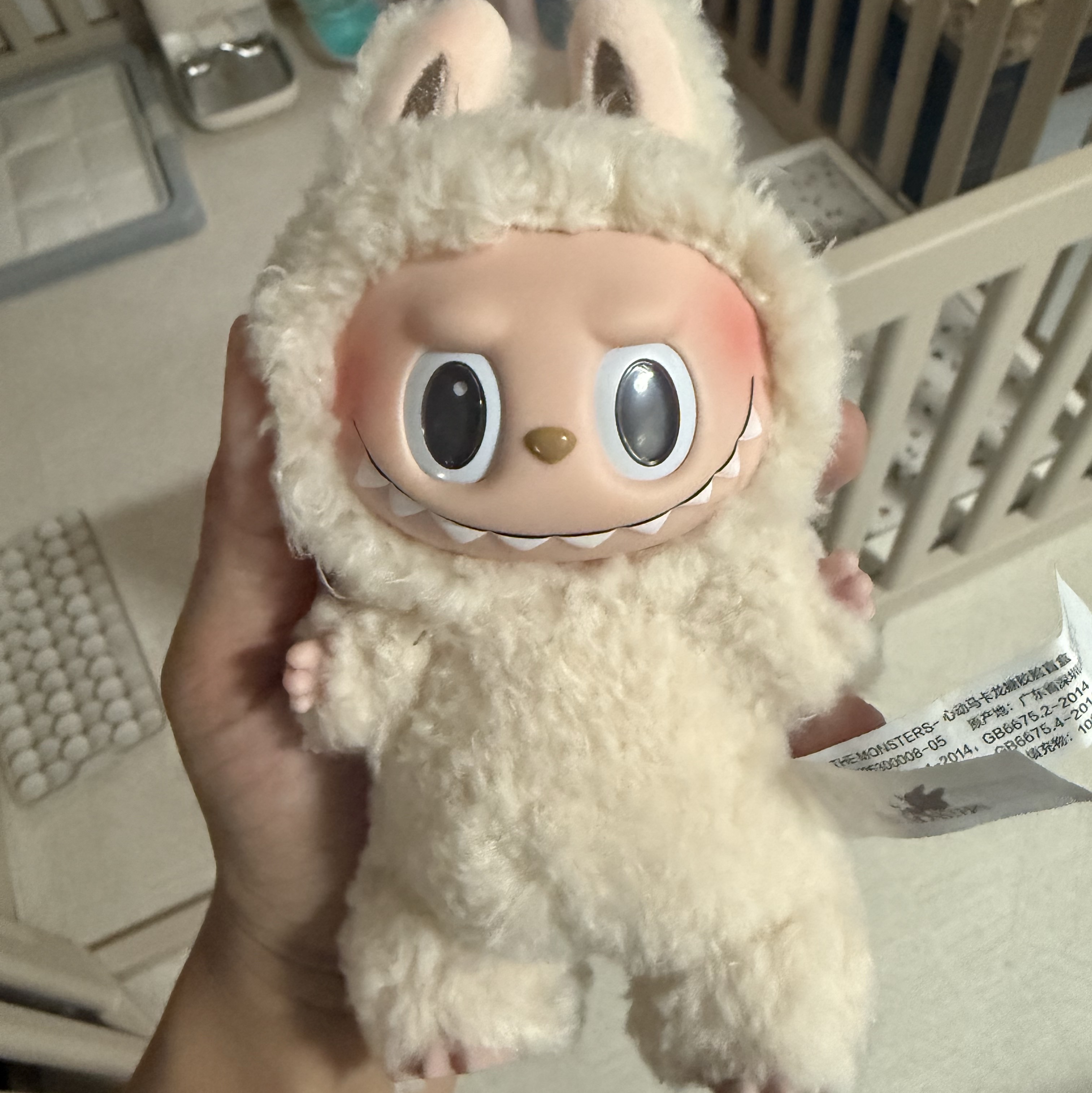 Pop Mart Labubu The Monsters Labubu Tasty Macarons Series Soymilk Keyring 착용 스타일