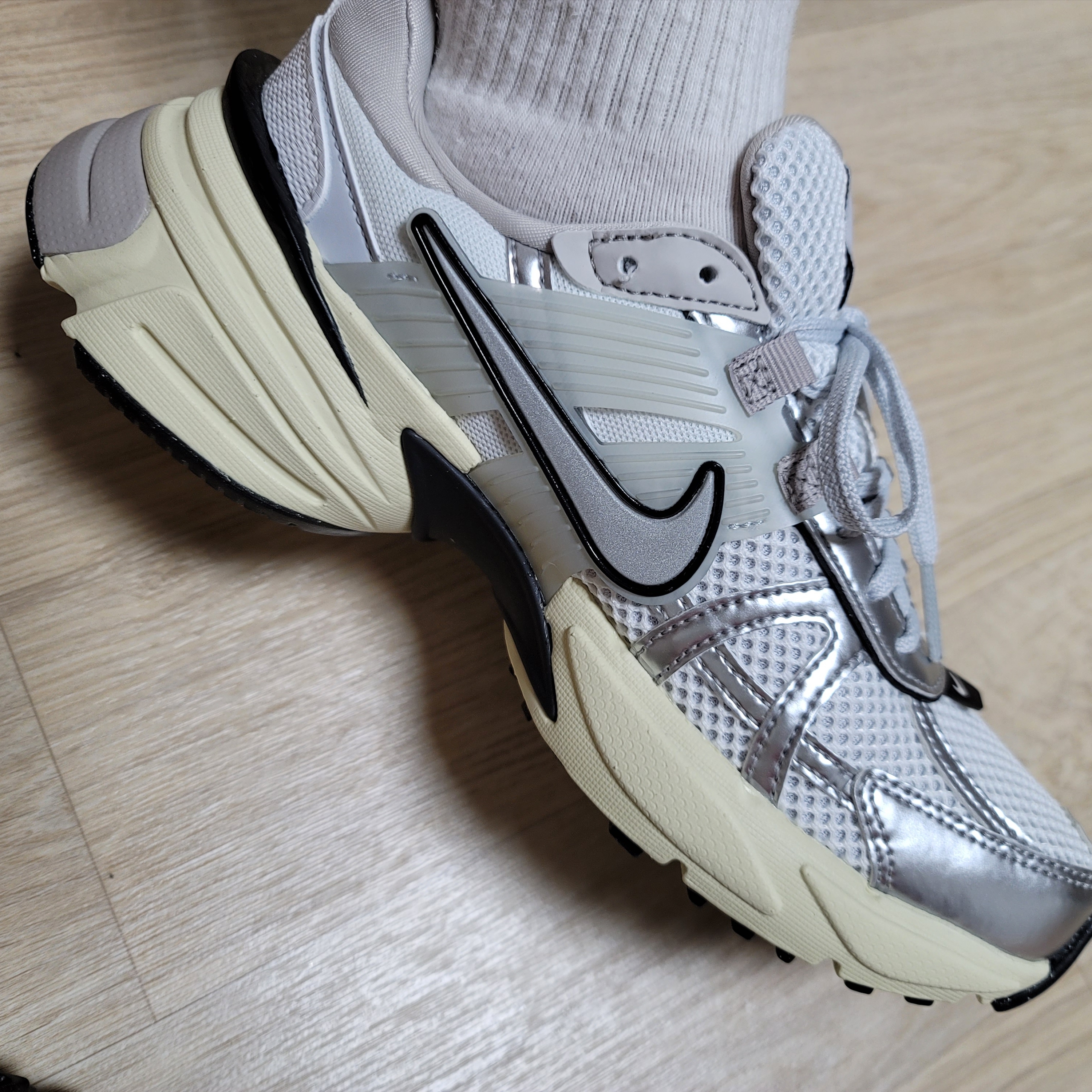 Nike V2K Run Summit White Metallic Silver 착용 스타일 - 2